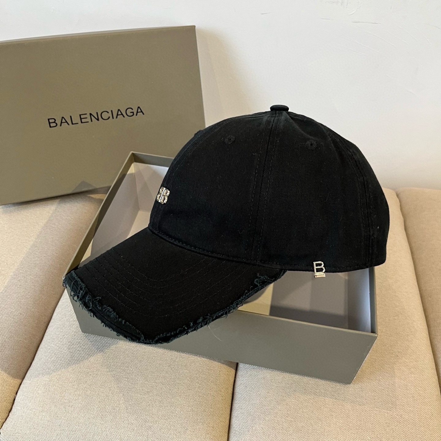  BALENCIAGA巴黎世家新款logo棒球帽，很酷的色系，男女佩戴都有不同style，第一批抢先出货