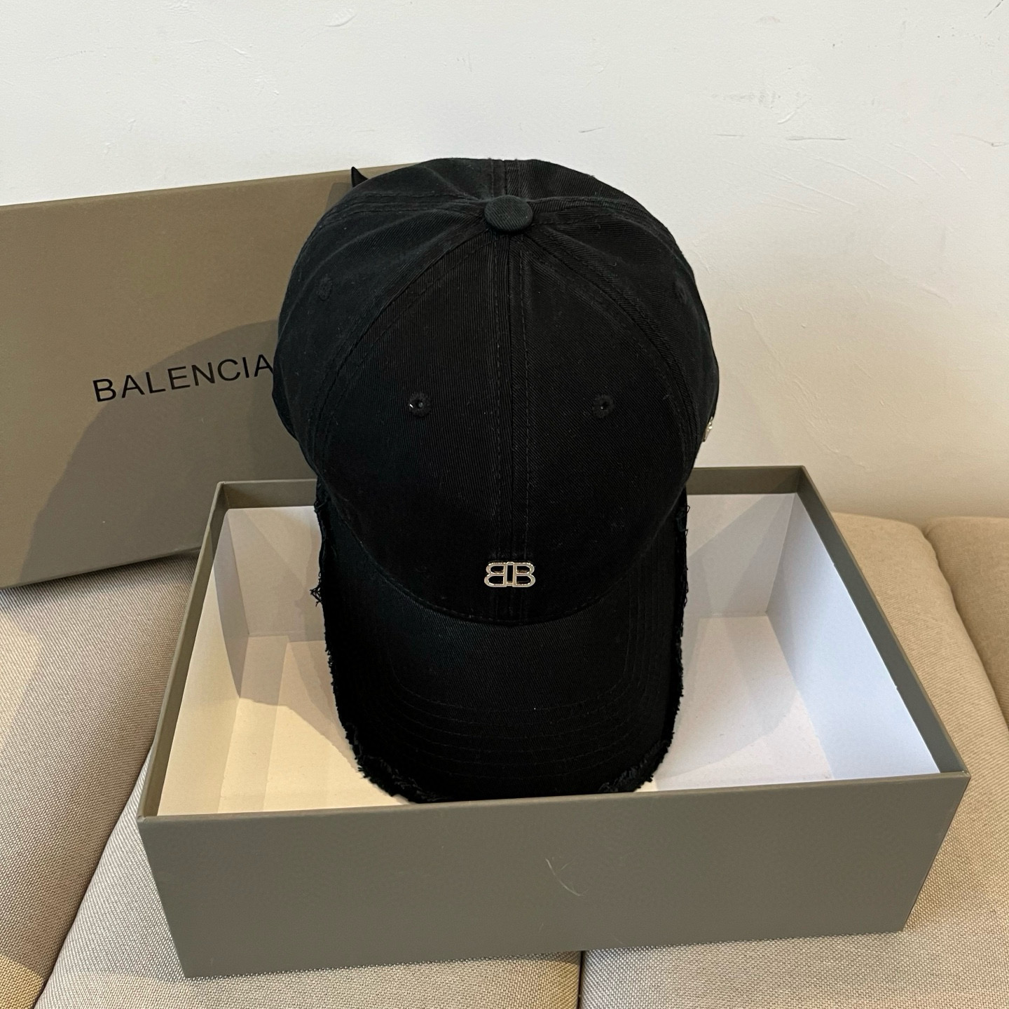  BALENCIAGA巴黎世家新款logo棒球帽，很酷的色系，男女佩戴都有不同style，第一批抢先出货