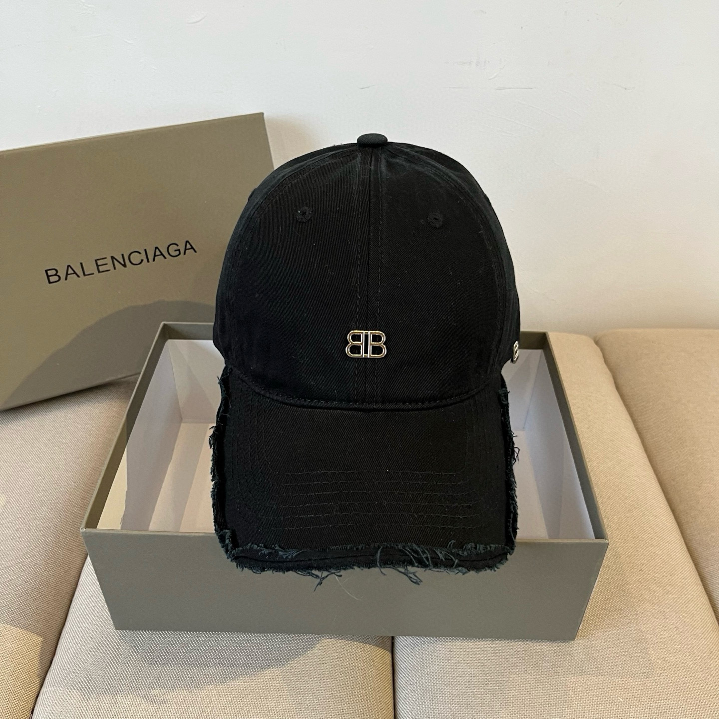  BALENCIAGA巴黎世家新款logo棒球帽，很酷的色系，男女佩戴都有不同style，第一批抢先出货
