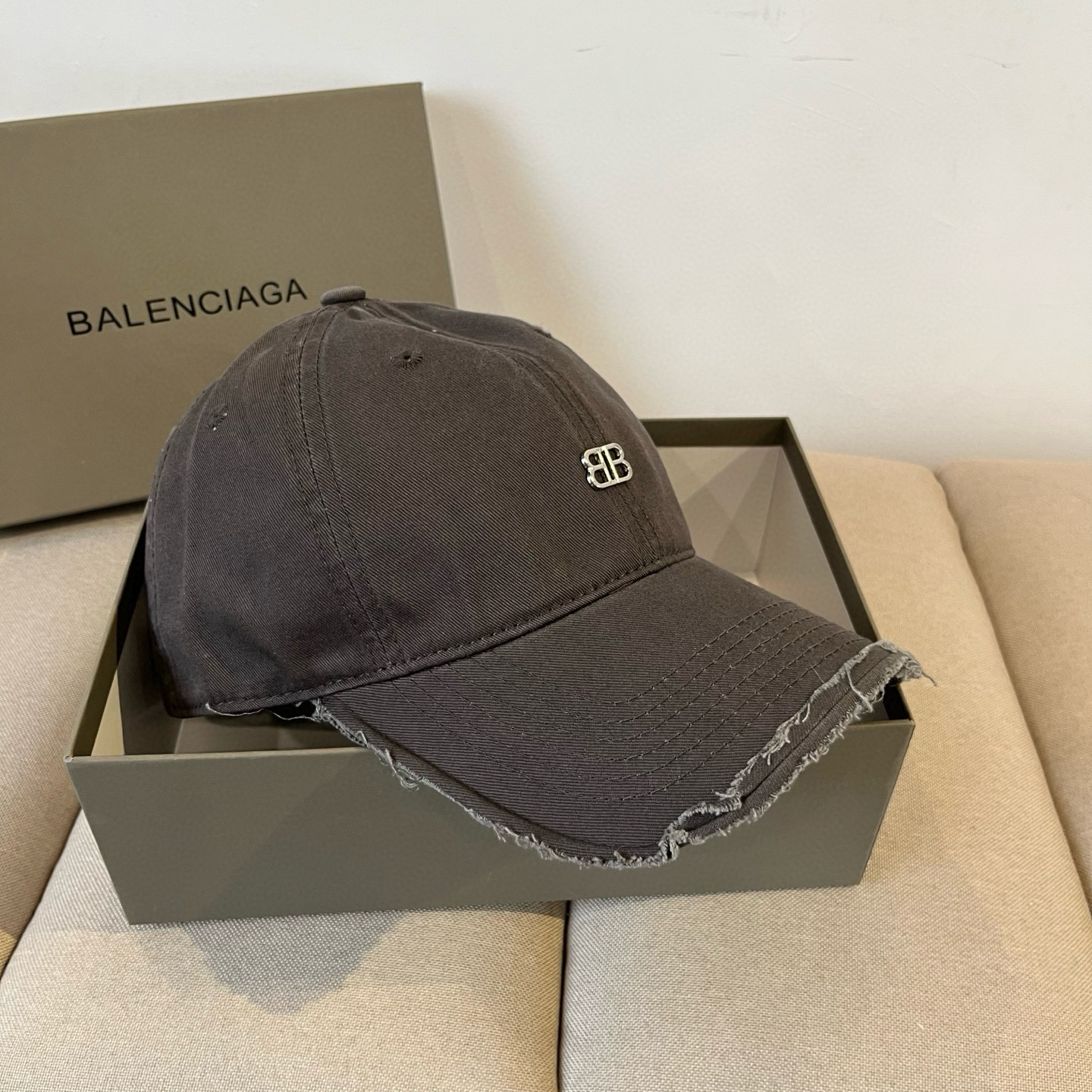  BALENCIAGA巴黎世家新款logo棒球帽，很酷的色系，男女佩戴都有不同style，第一批抢先出货