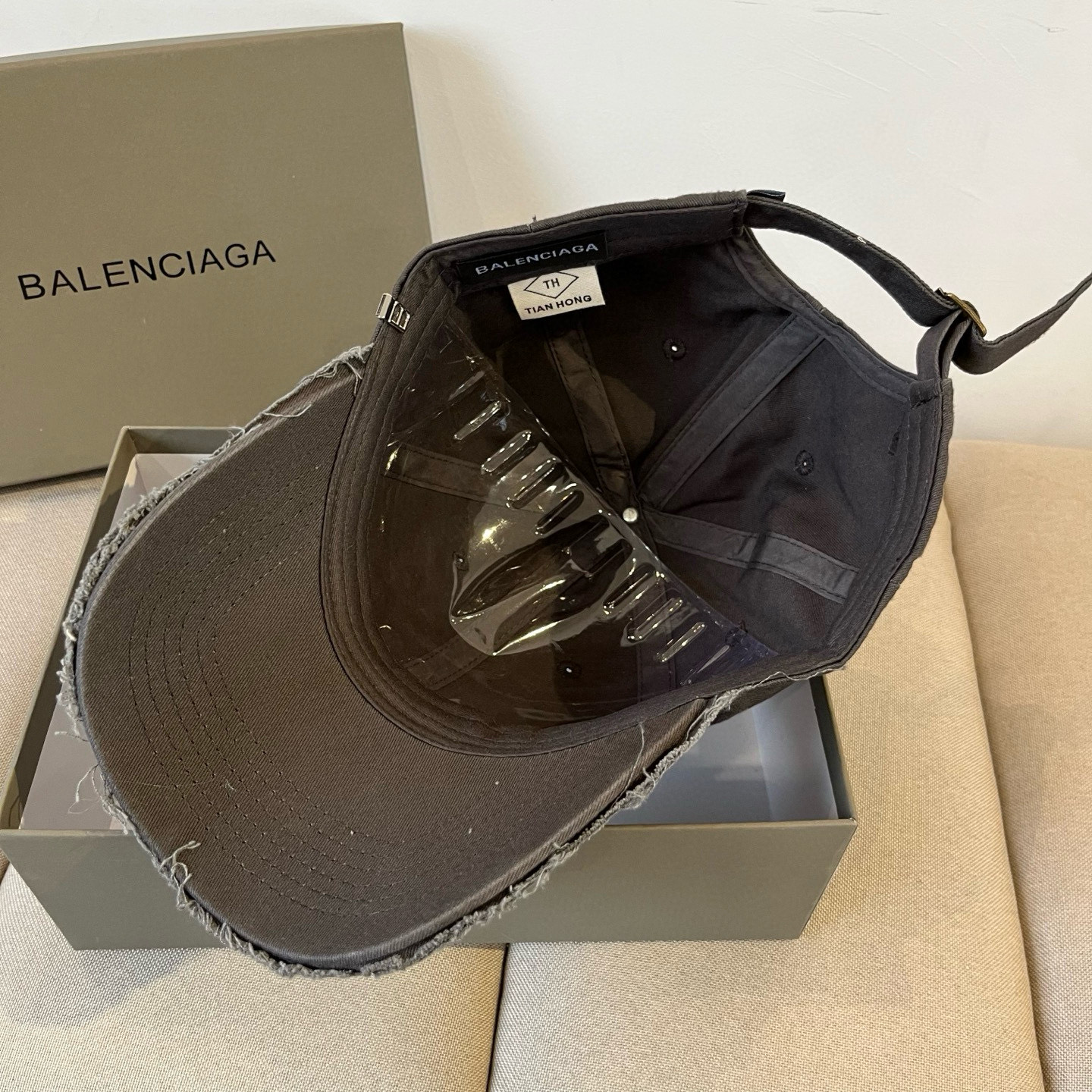  BALENCIAGA巴黎世家新款logo棒球帽，很酷的色系，男女佩戴都有不同style，第一批抢先出货