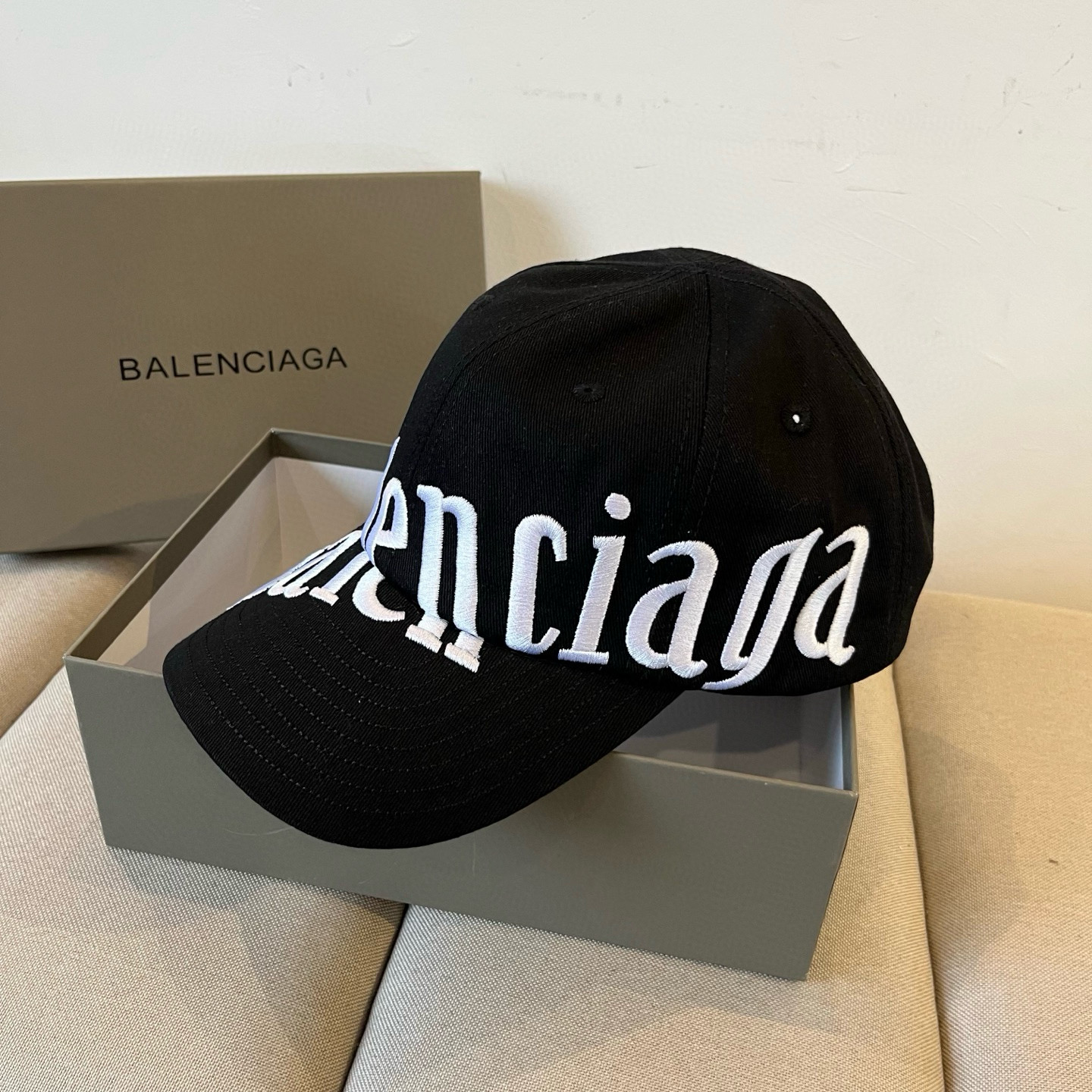  BALENCIAGA巴黎世家新款logo棒球帽，很酷的色系，男女佩戴都有不同style，第一批抢先出货