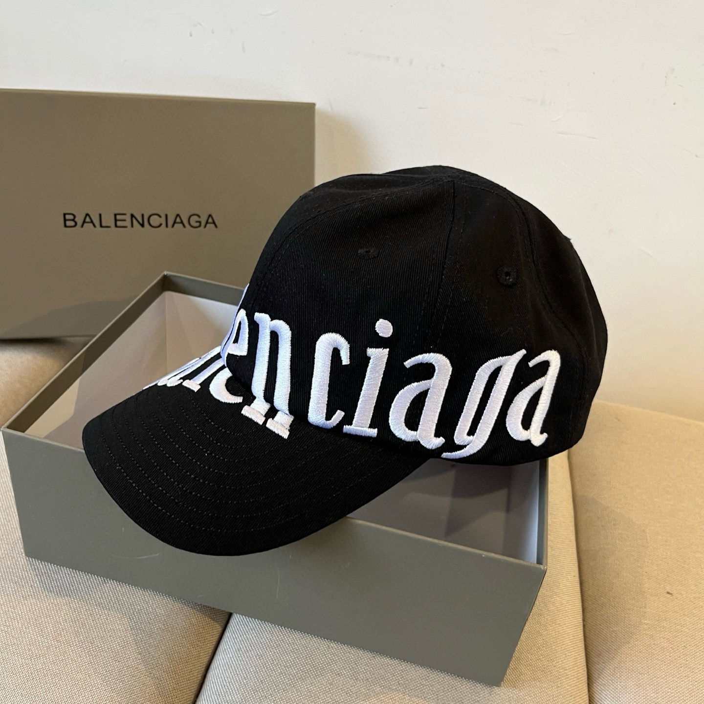  BALENCIAGA巴黎世家新款logo棒球帽，很酷的色系，男女佩戴都有不同style，第一批抢先出货