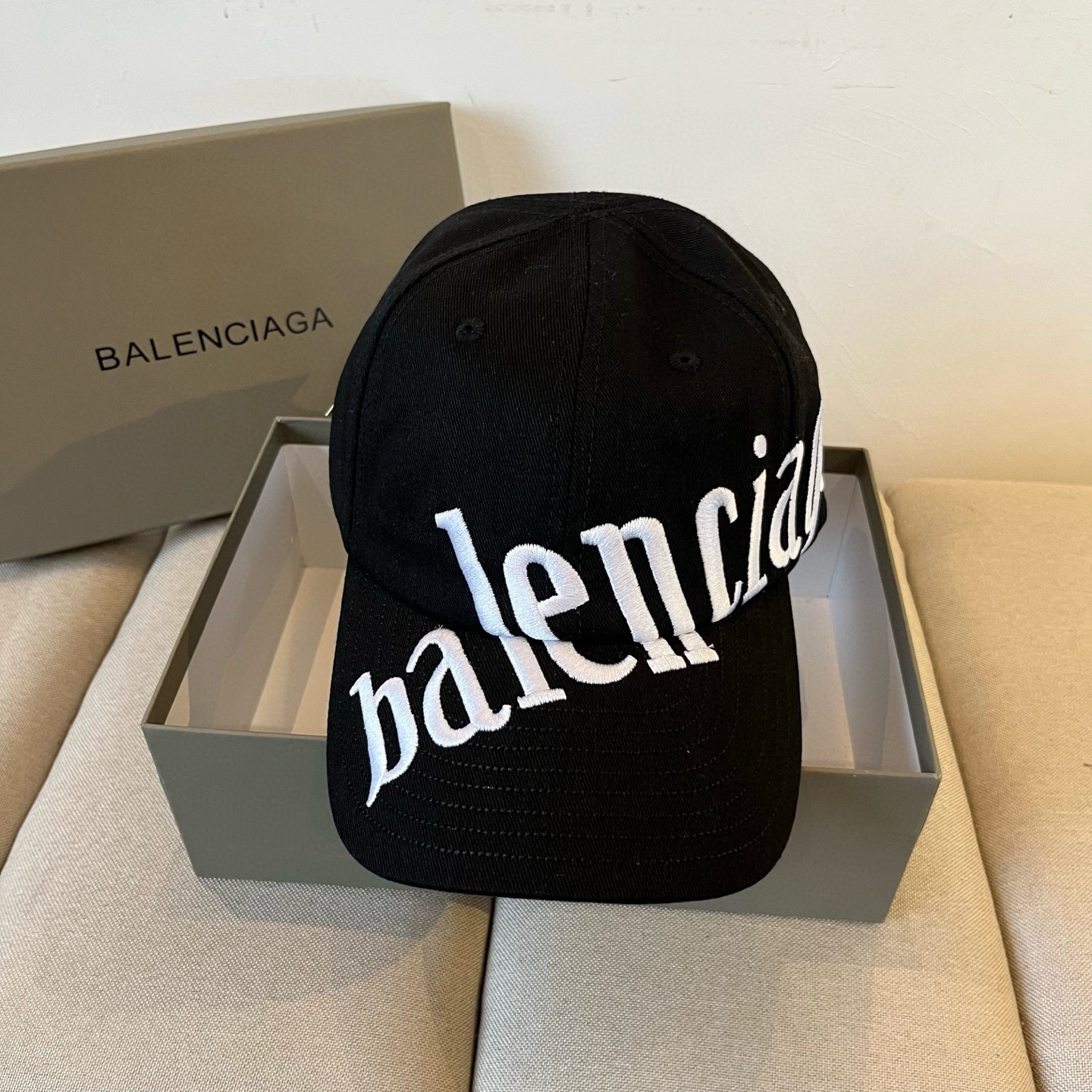  BALENCIAGA巴黎世家新款logo棒球帽，很酷的色系，男女佩戴都有不同style，第一批抢先出货