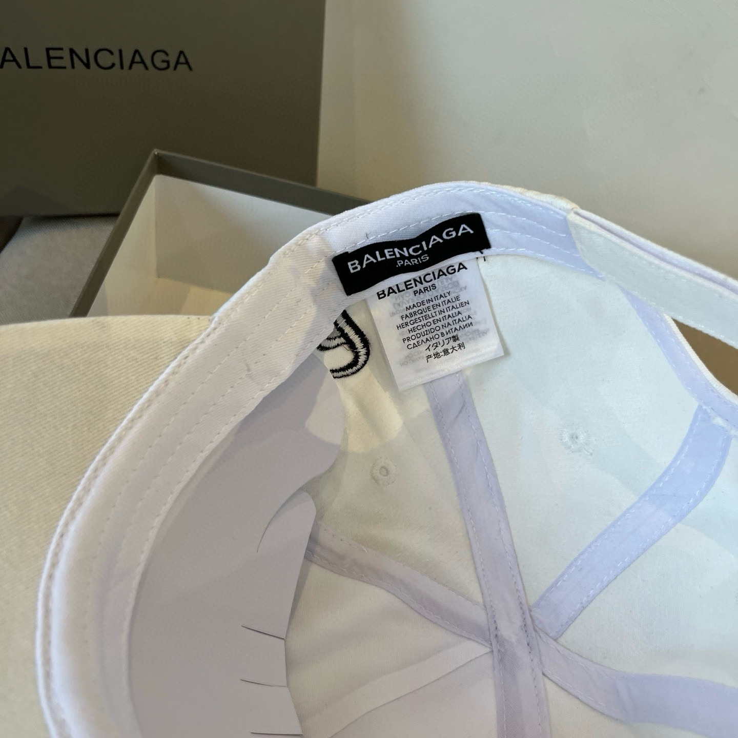  BALENCIAGA巴黎世家新款logo棒球帽，很酷的色系，男女佩戴都有不同style，第一批抢先出货