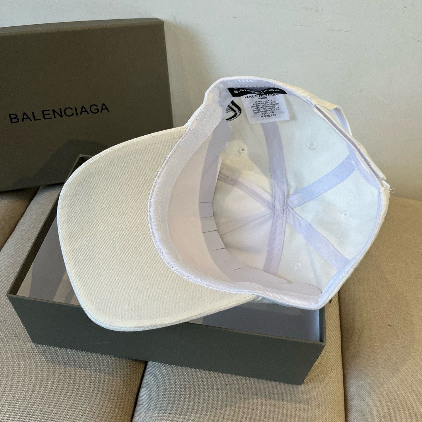 BALENCIAGA巴黎世家新款logo棒球帽，很酷的色系，男女佩戴都有不同style，第一批抢先出货