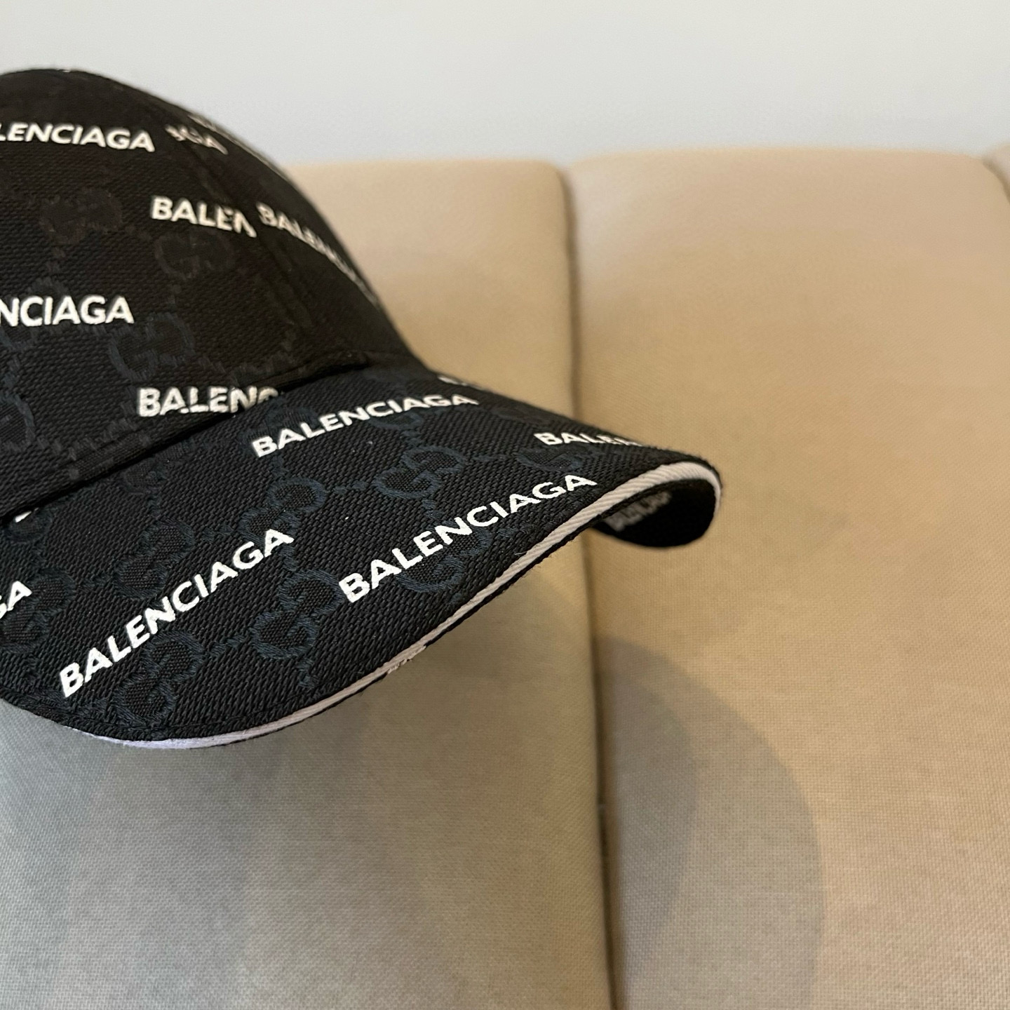  BALENCIAGA巴黎世家新款logo棒球帽，很酷的色系，男女佩戴都有不同style，第一批抢先出货