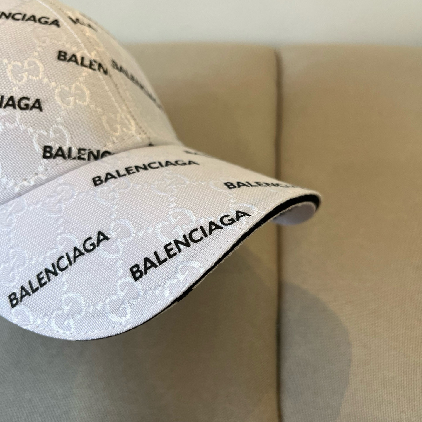  BALENCIAGA巴黎世家新款logo棒球帽，很酷的色系，男女佩戴都有不同style，第一批抢先出货