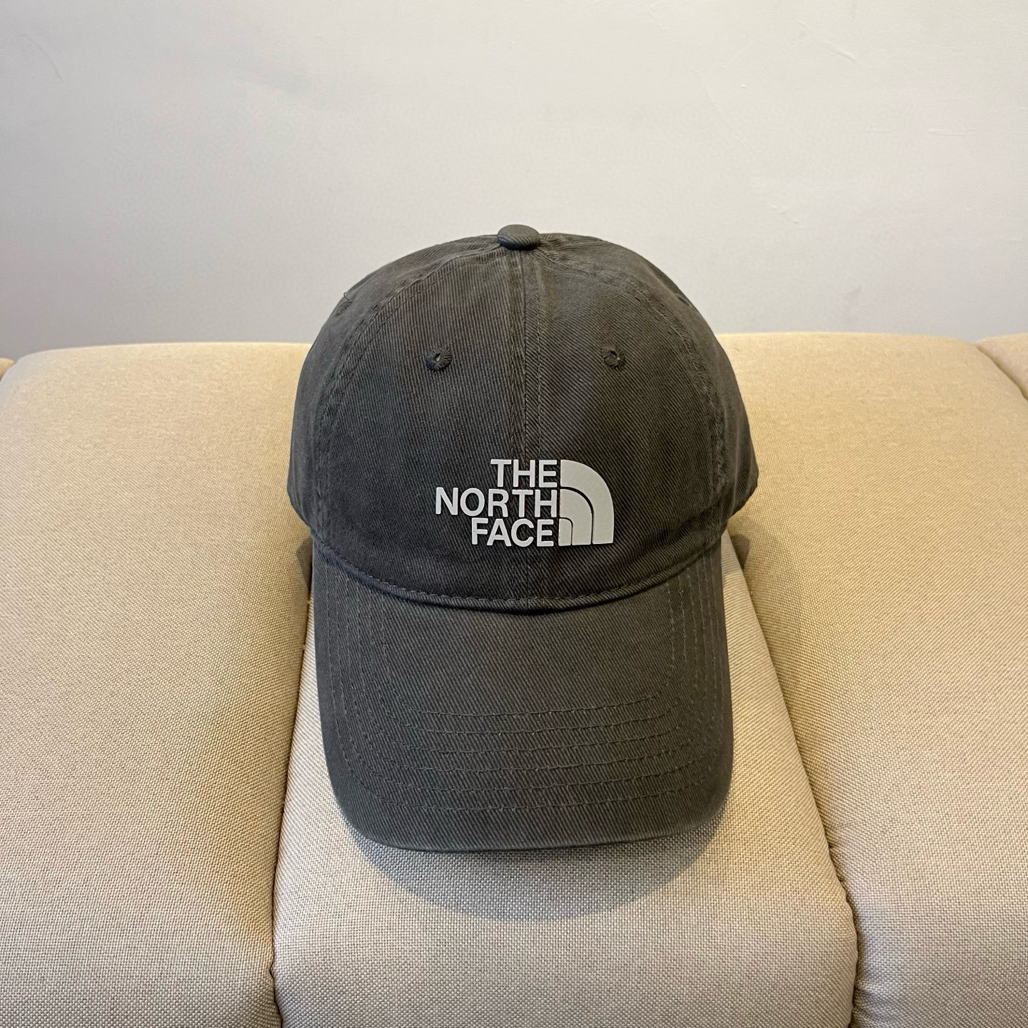 
北面♥️棒球帽🧢官网新品棒球帽，原单品质火爆来袭 。🎩 工艺非常精美 高档大气上档次！低调奢华，方便携