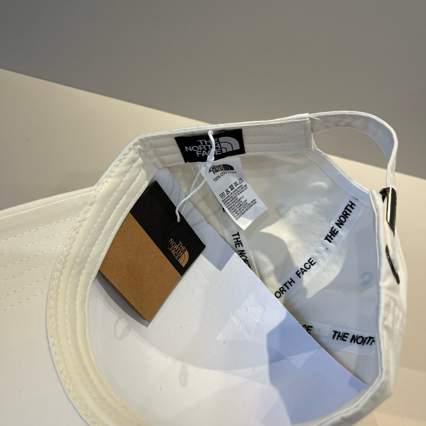 
北面♥️棒球帽🧢官网新品棒球帽，原单品质火爆来袭 。🎩 工艺非常精美 高档大气上档次！低调奢华，方便携