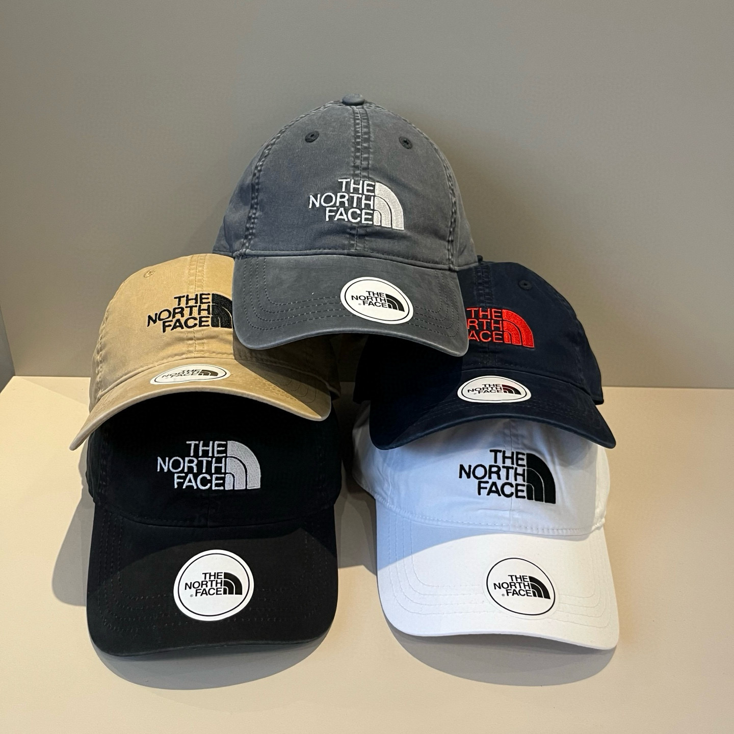 
北面♥️棒球帽🧢官网新品棒球帽，原单品质火爆来袭 。🎩 工艺非常精美 高档大气上档次！低调奢华，方便携