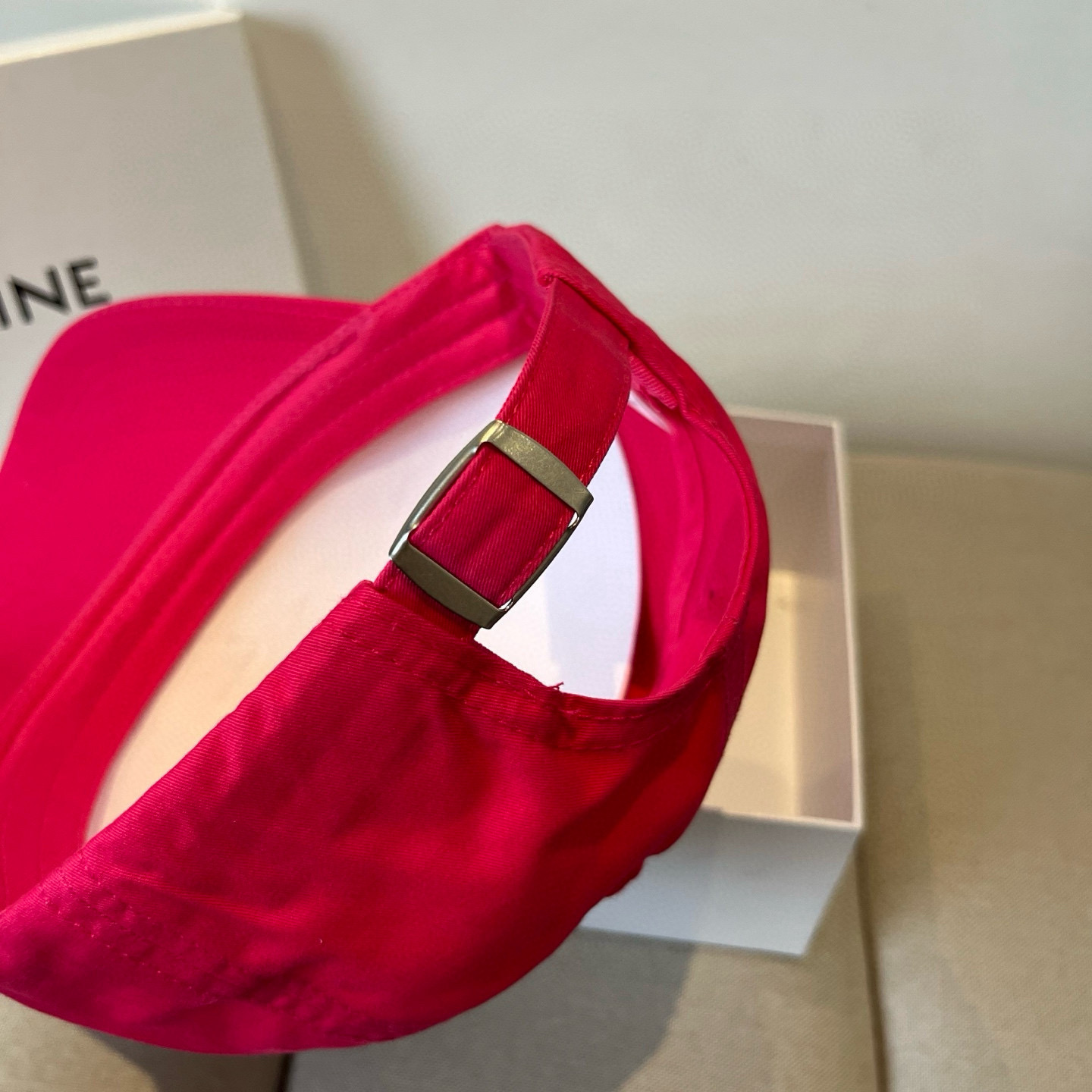 
西太后新款棒球帽🧢，男女通用，头围57cm 