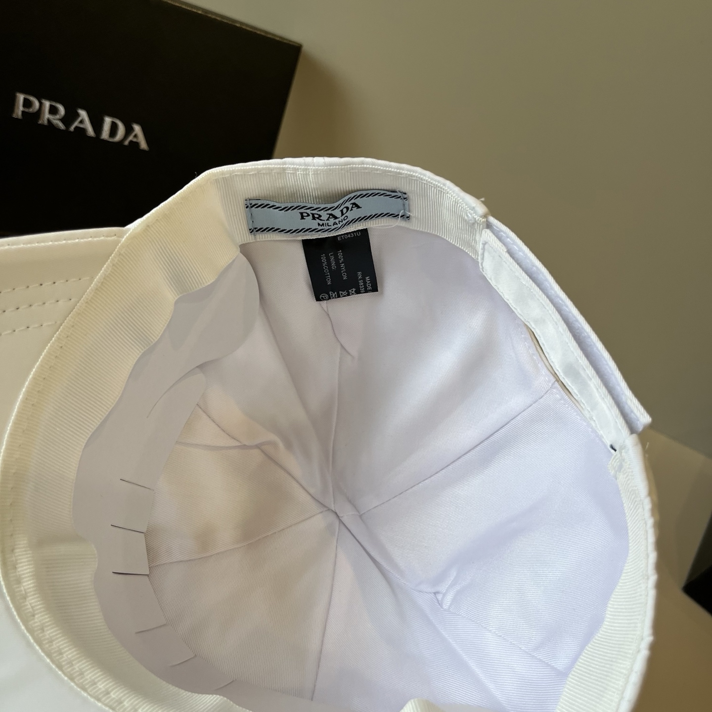 
普拉达 PRADA 新品经典棒球帽 代购版本！时尚潮流，高端做工！非一般的品质，细节看实拍哦