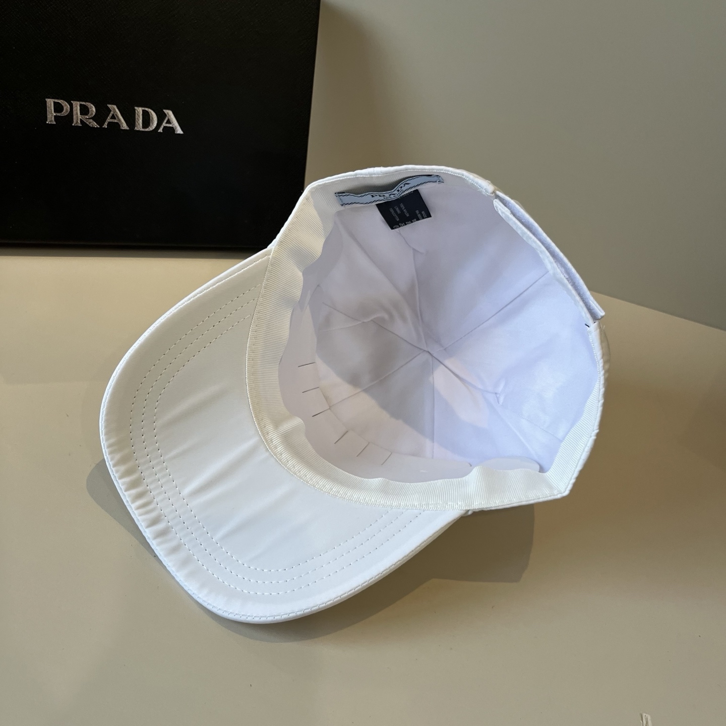 
普拉达 PRADA 新品经典棒球帽 代购版本！时尚潮流，高端做工！非一般的品质，细节看实拍哦