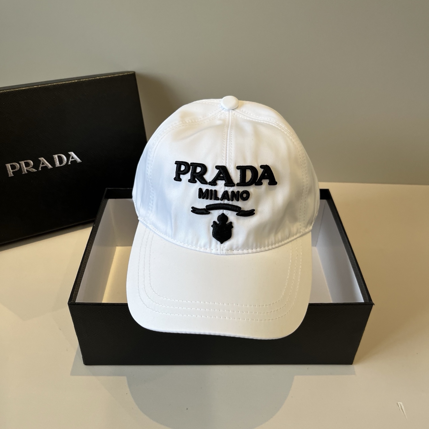 
普拉达 PRADA 新品经典棒球帽 代购版本！时尚潮流，高端做工！非一般的品质，细节看实拍哦