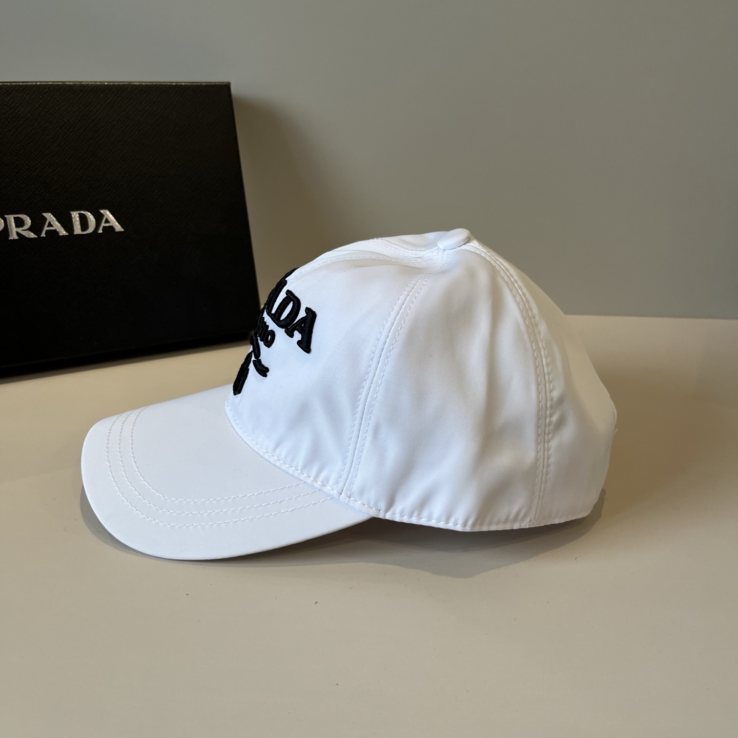 
普拉达 PRADA 新品经典棒球帽 代购版本！时尚潮流，高端做工！非一般的品质，细节看实拍哦