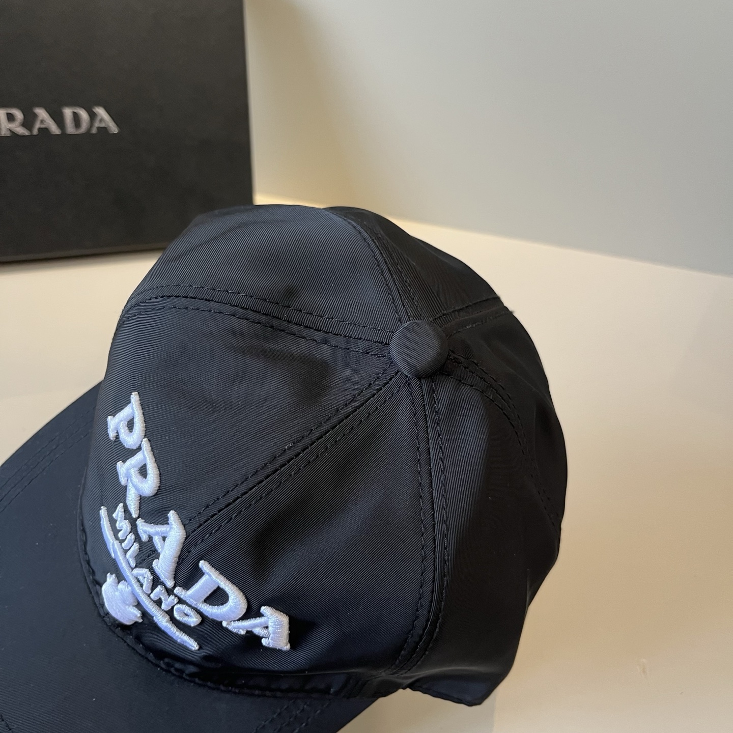 
普拉达 PRADA 新品经典棒球帽 代购版本！时尚潮流，高端做工！非一般的品质，细节看实拍哦