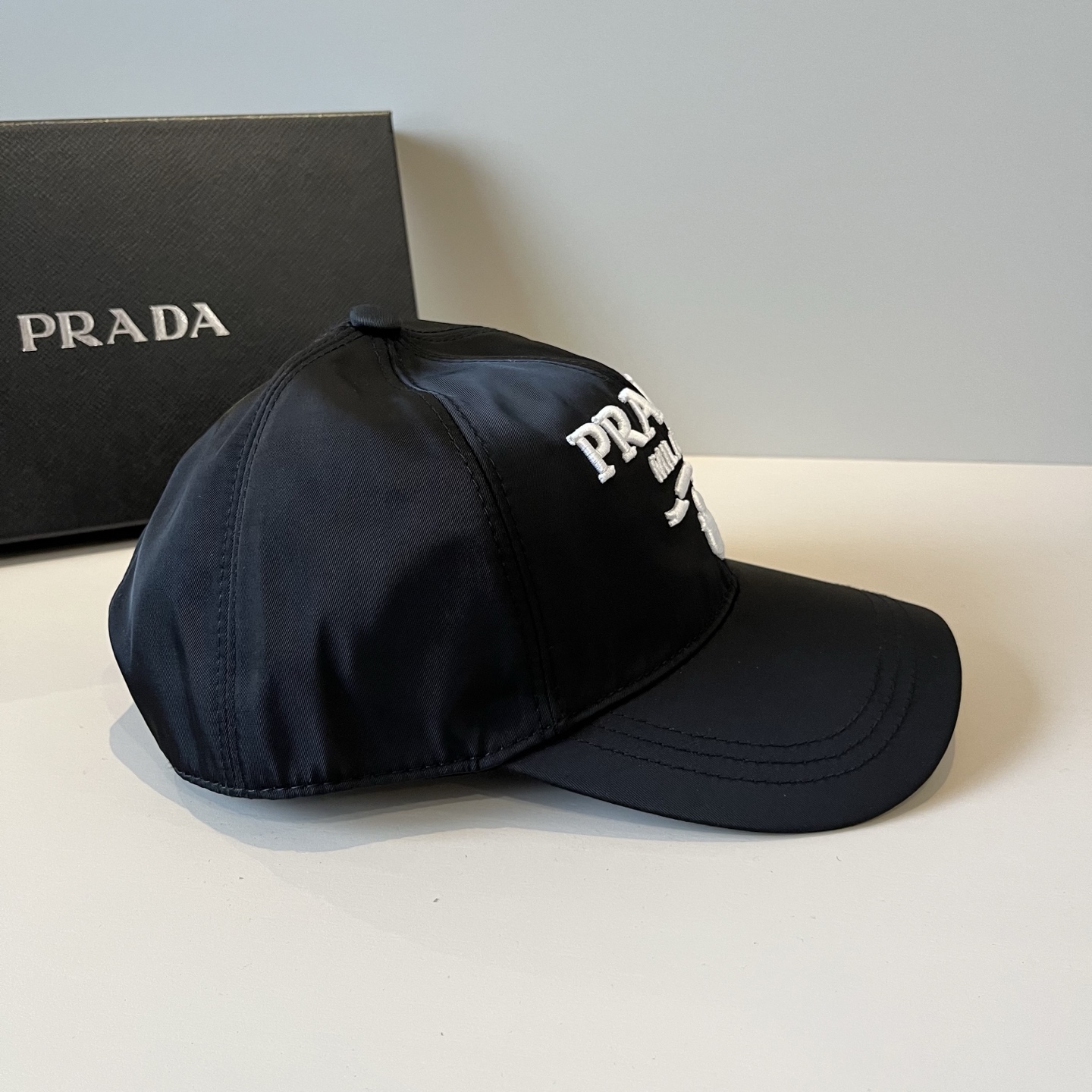 
普拉达 PRADA 新品经典棒球帽 代购版本！时尚潮流，高端做工！非一般的品质，细节看实拍哦