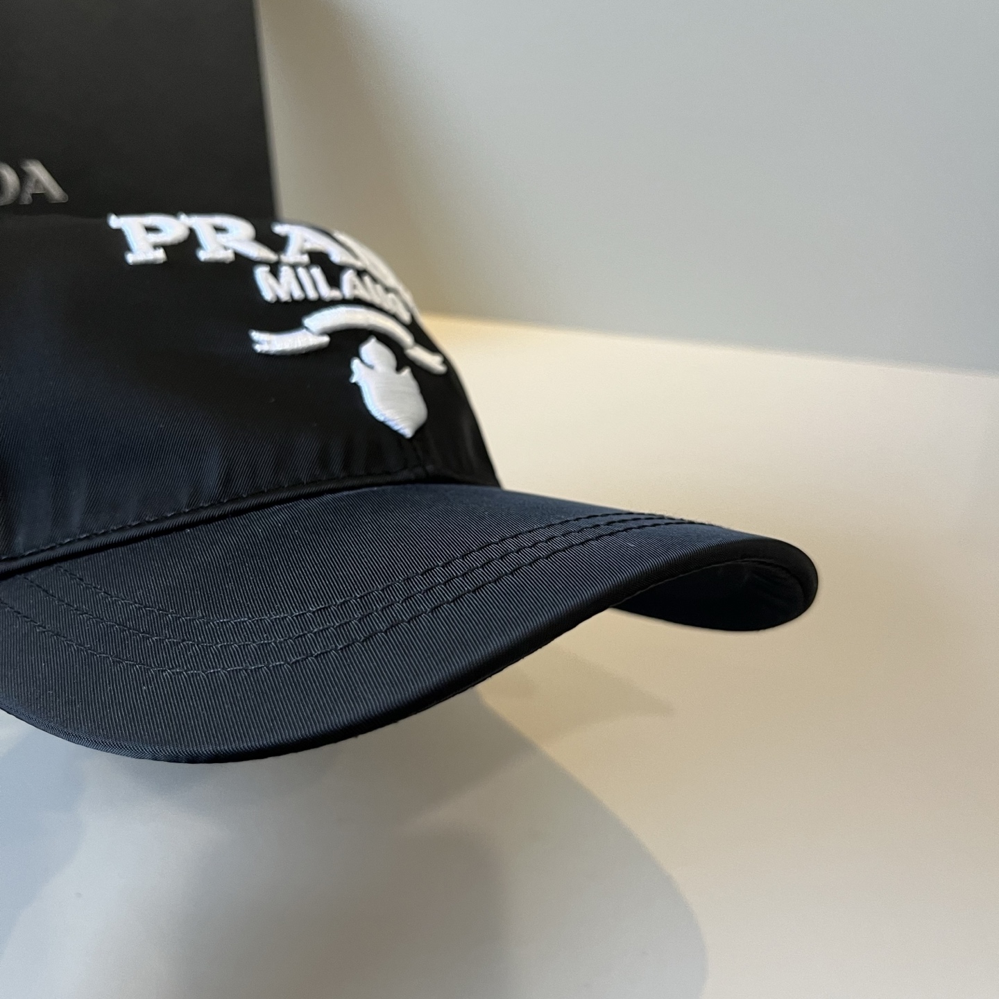 
普拉达 PRADA 新品经典棒球帽 代购版本！时尚潮流，高端做工！非一般的品质，细节看实拍哦