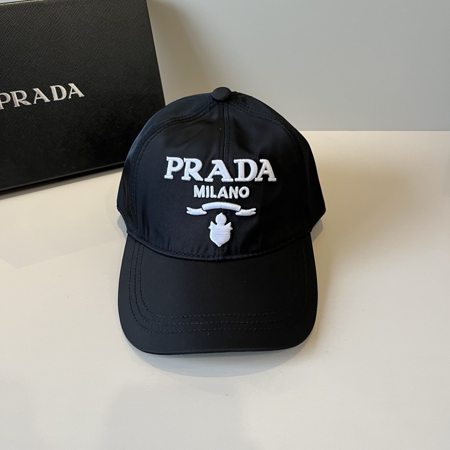 
普拉达 PRADA 新品经典棒球帽 代购版本！时尚潮流，高端做工！非一般的品质，细节看实拍哦