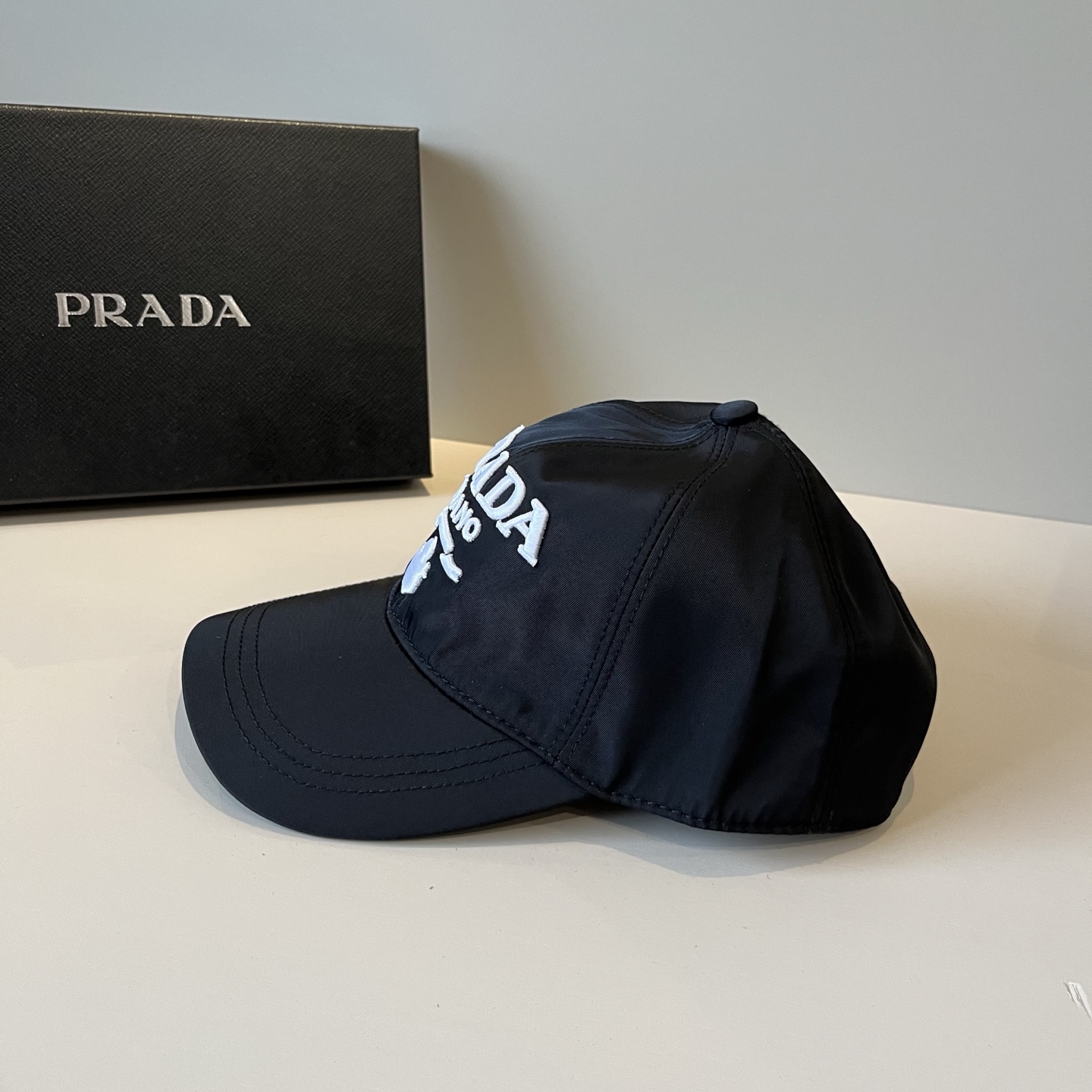 
普拉达 PRADA 新品经典棒球帽 代购版本！时尚潮流，高端做工！非一般的品质，细节看实拍哦