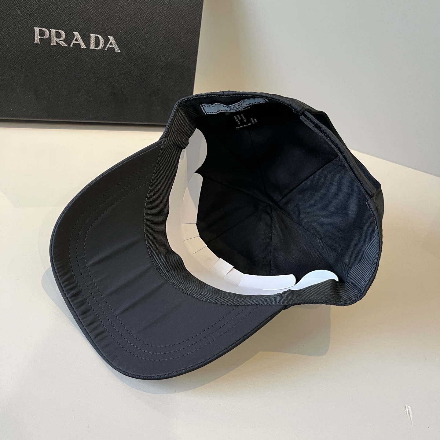 
普拉达 PRADA 新品经典棒球帽 代购版本！时尚潮流，高端做工！非一般的品质，细节看实拍哦