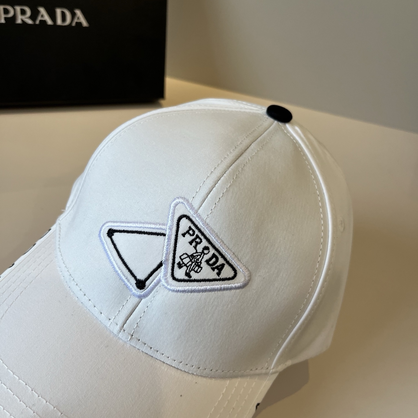 
普拉达 PRADA 新品经典棒球帽 代购版本！时尚潮流，高端做工！非一般的品质，细节看实拍哦