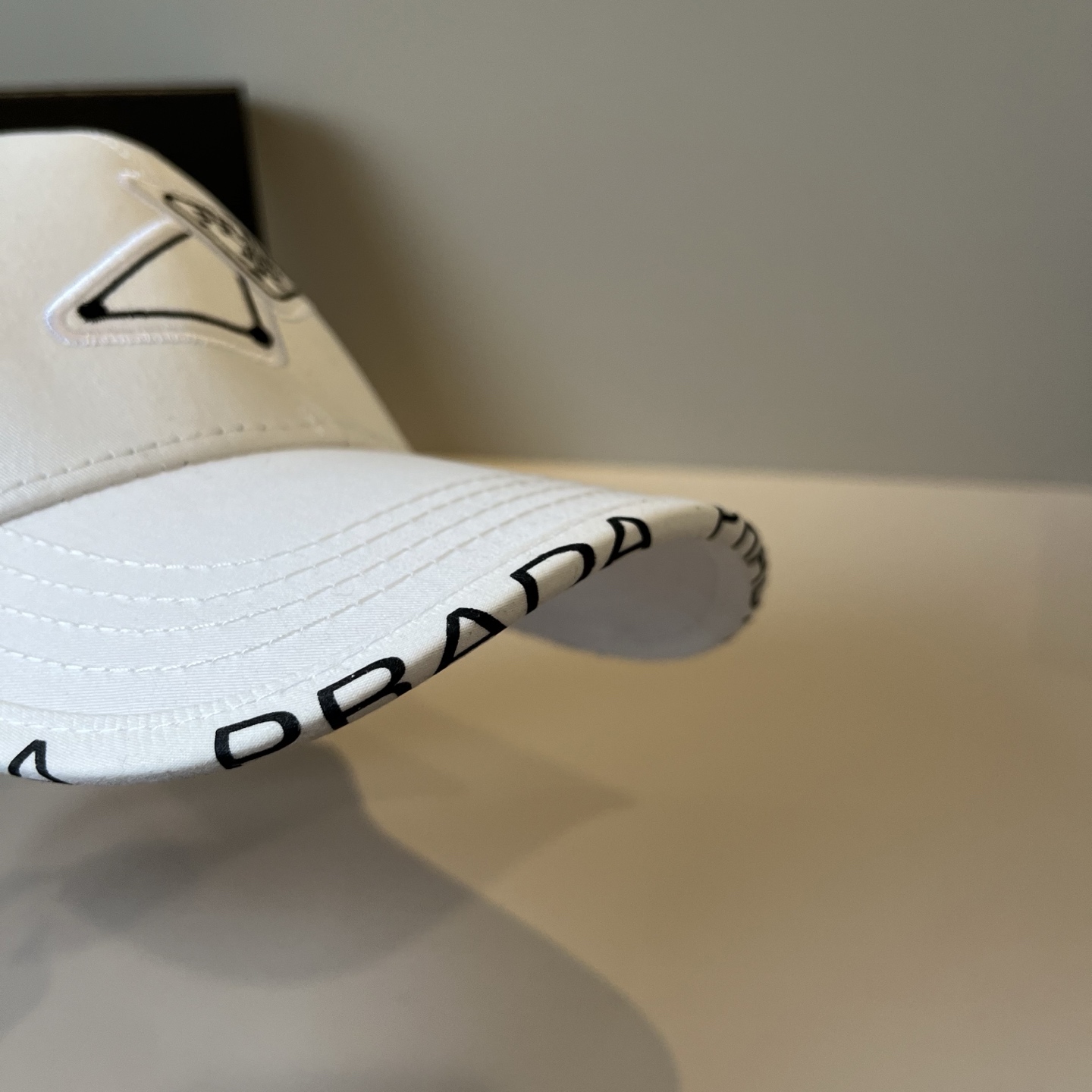 
普拉达 PRADA 新品经典棒球帽 代购版本！时尚潮流，高端做工！非一般的品质，细节看实拍哦