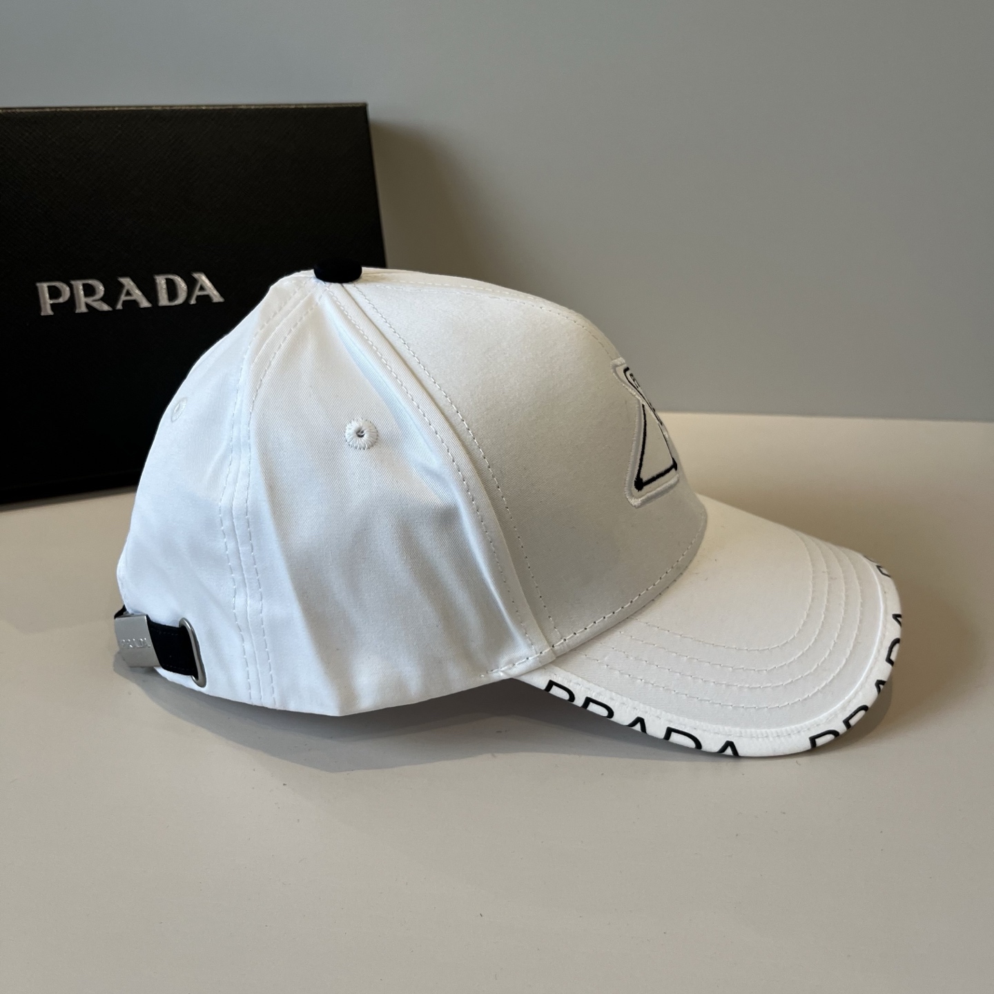 
普拉达 PRADA 新品经典棒球帽 代购版本！时尚潮流，高端做工！非一般的品质，细节看实拍哦