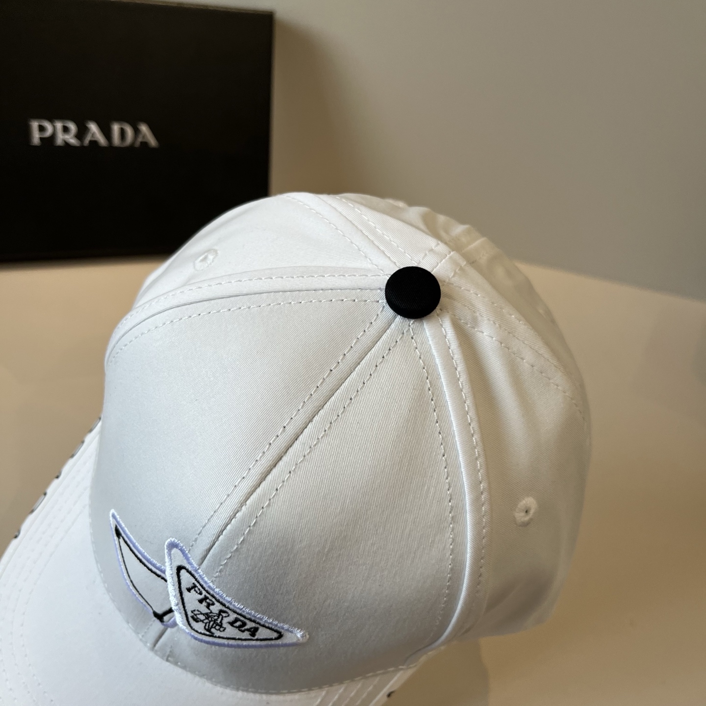 
普拉达 PRADA 新品经典棒球帽 代购版本！时尚潮流，高端做工！非一般的品质，细节看实拍哦