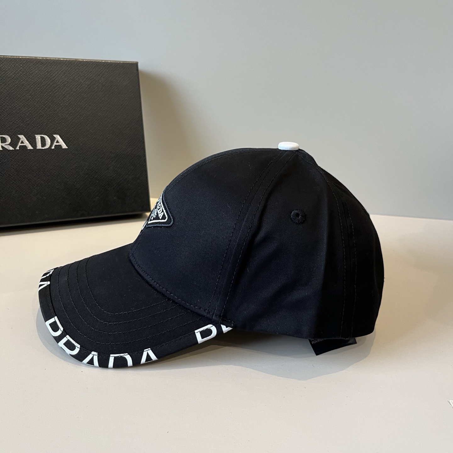 
普拉达 PRADA 新品经典棒球帽 代购版本！时尚潮流，高端做工！非一般的品质，细节看实拍哦