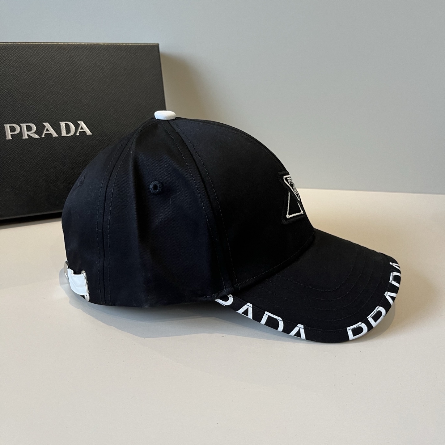 
普拉达 PRADA 新品经典棒球帽 代购版本！时尚潮流，高端做工！非一般的品质，细节看实拍哦