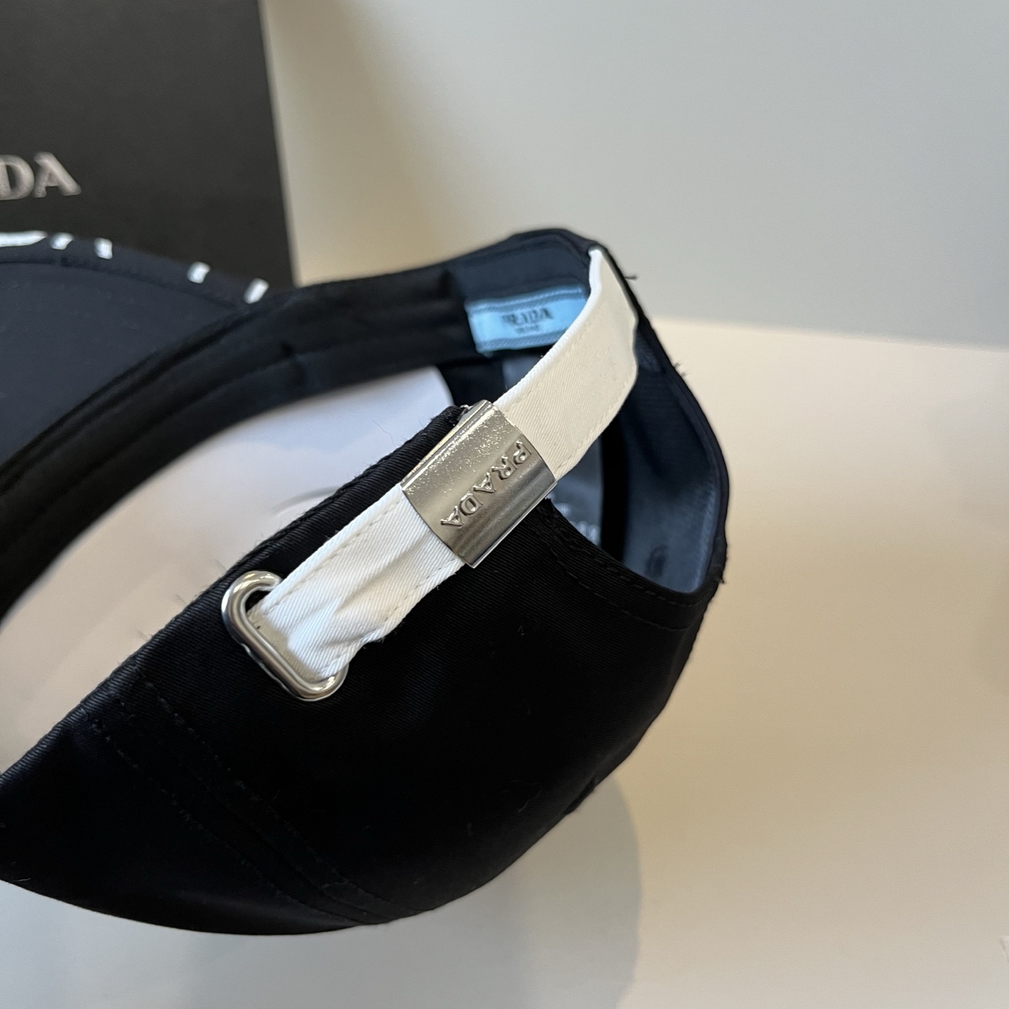 
普拉达 PRADA 新品经典棒球帽 代购版本！时尚潮流，高端做工！非一般的品质，细节看实拍哦