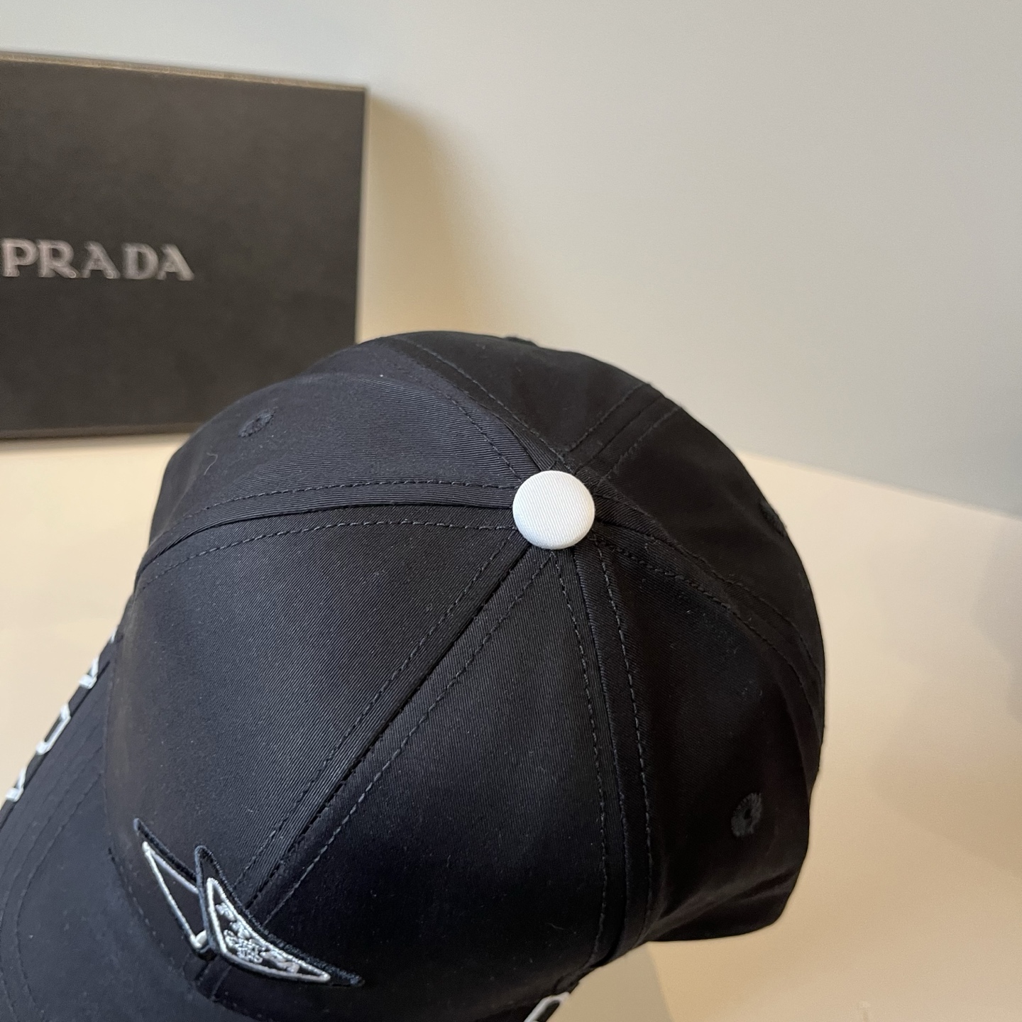 
普拉达 PRADA 新品经典棒球帽 代购版本！时尚潮流，高端做工！非一般的品质，细节看实拍哦