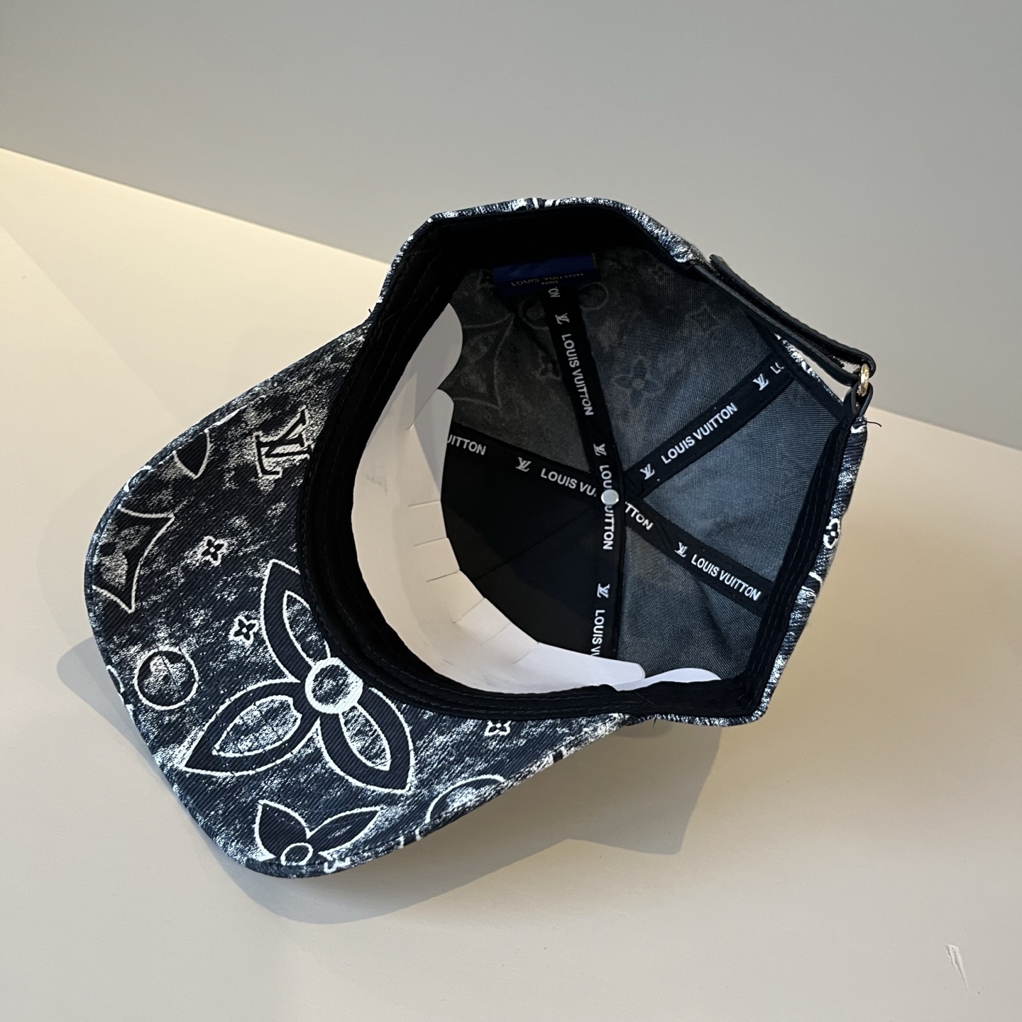 🧢路易威登棒球帽 LouisVuitton😍新款LV棒球帽，重工打造♥️高端大气，百搭款🤗男女通用！跑量