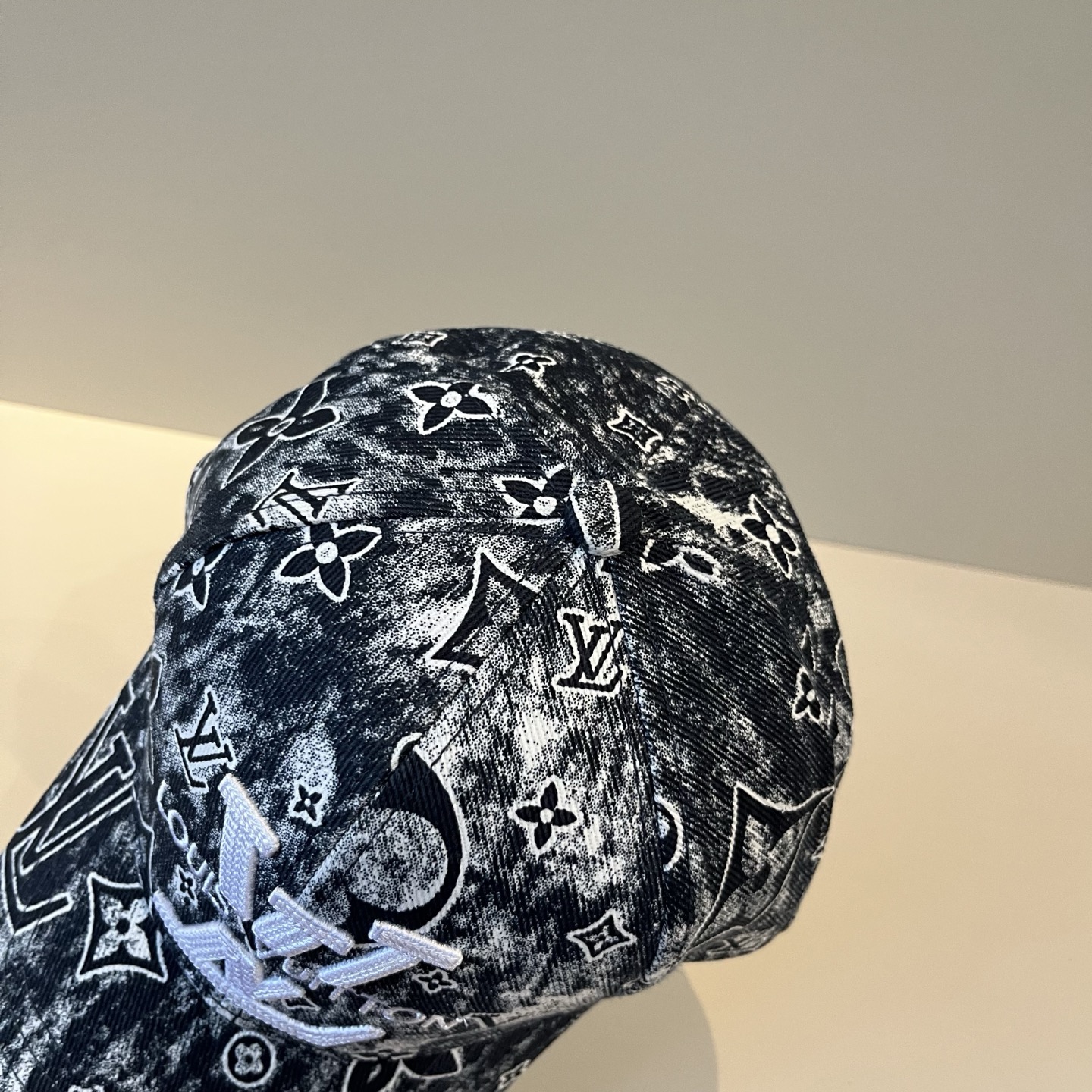 🧢路易威登棒球帽 LouisVuitton😍新款LV棒球帽，重工打造♥️高端大气，百搭款🤗男女通用！跑量