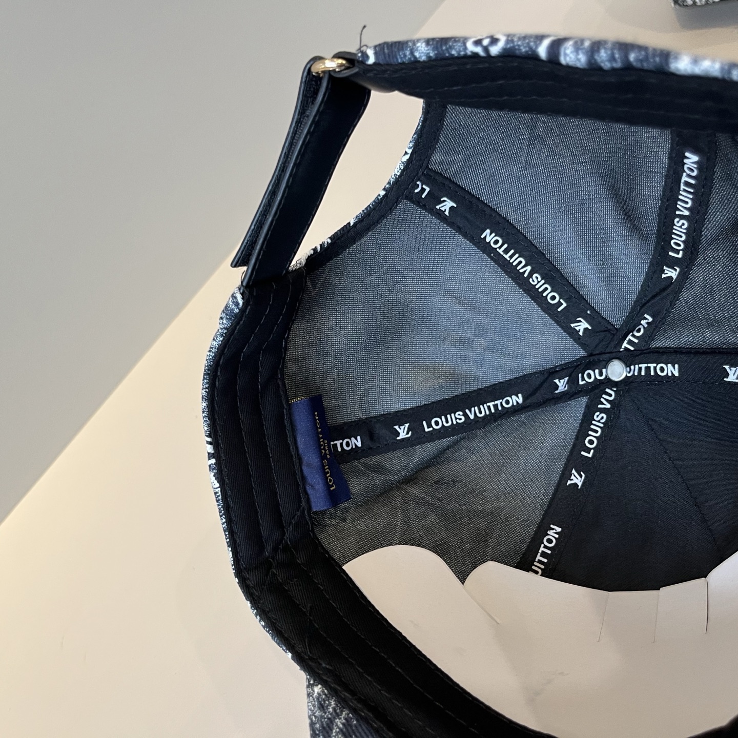 🧢路易威登棒球帽 LouisVuitton😍新款LV棒球帽，重工打造♥️高端大气，百搭款🤗男女通用！跑量