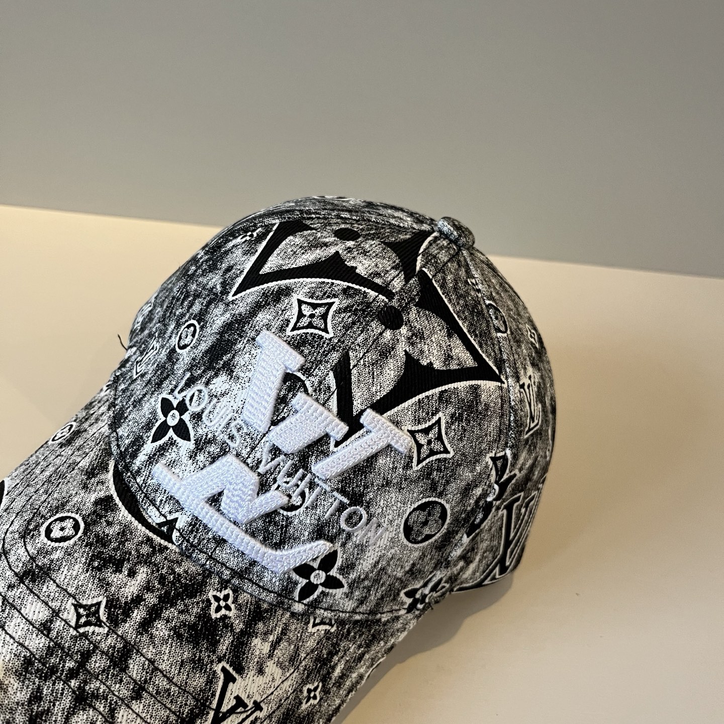 🧢路易威登棒球帽 LouisVuitton😍新款LV棒球帽，重工打造♥️高端大气，百搭款🤗男女通用！跑量