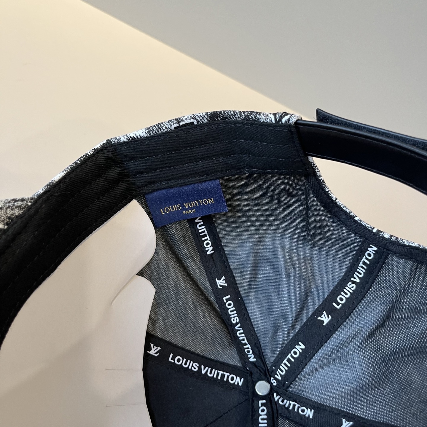 🧢路易威登棒球帽 LouisVuitton😍新款LV棒球帽，重工打造♥️高端大气，百搭款🤗男女通用！跑量