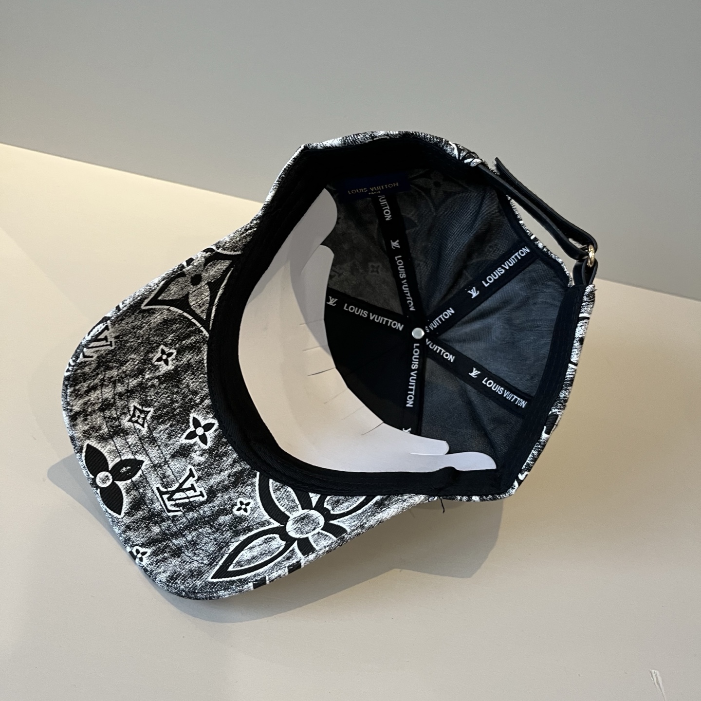 🧢路易威登棒球帽 LouisVuitton😍新款LV棒球帽，重工打造♥️高端大气，百搭款🤗男女通用！跑量