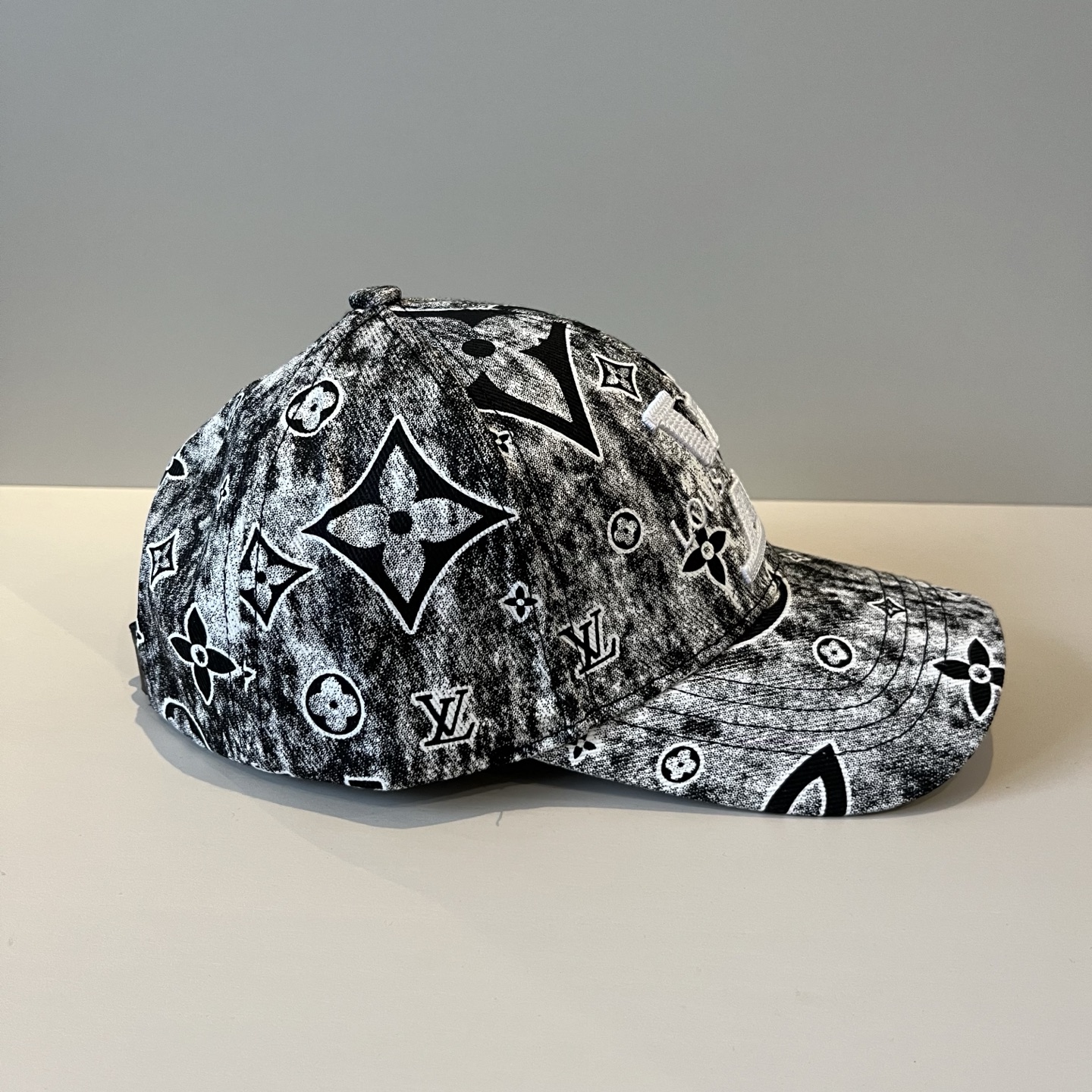 🧢路易威登棒球帽 LouisVuitton😍新款LV棒球帽，重工打造♥️高端大气，百搭款🤗男女通用！跑量