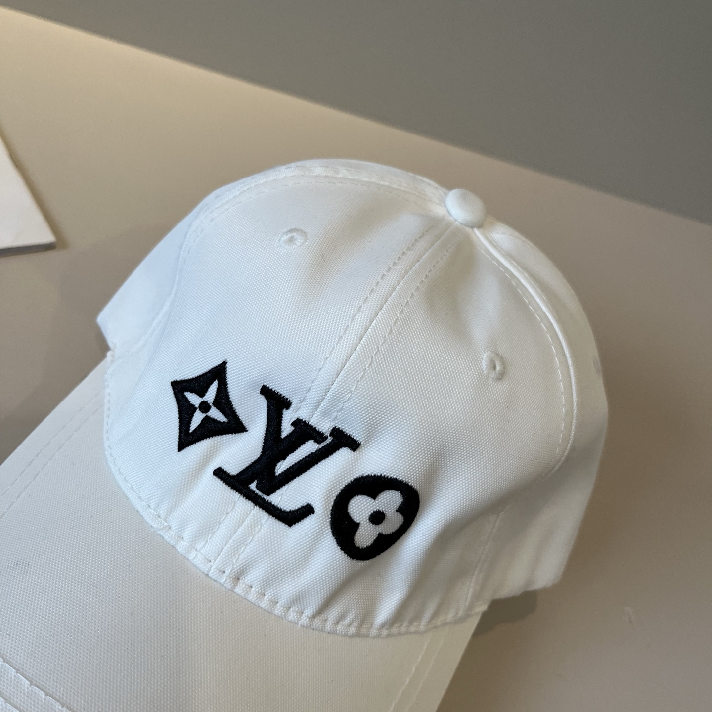 🧢路易威登棒球帽 LouisVuitton😍新款LV棒球帽，重工打造♥️高端大气，百搭款🤗男女通用！跑量