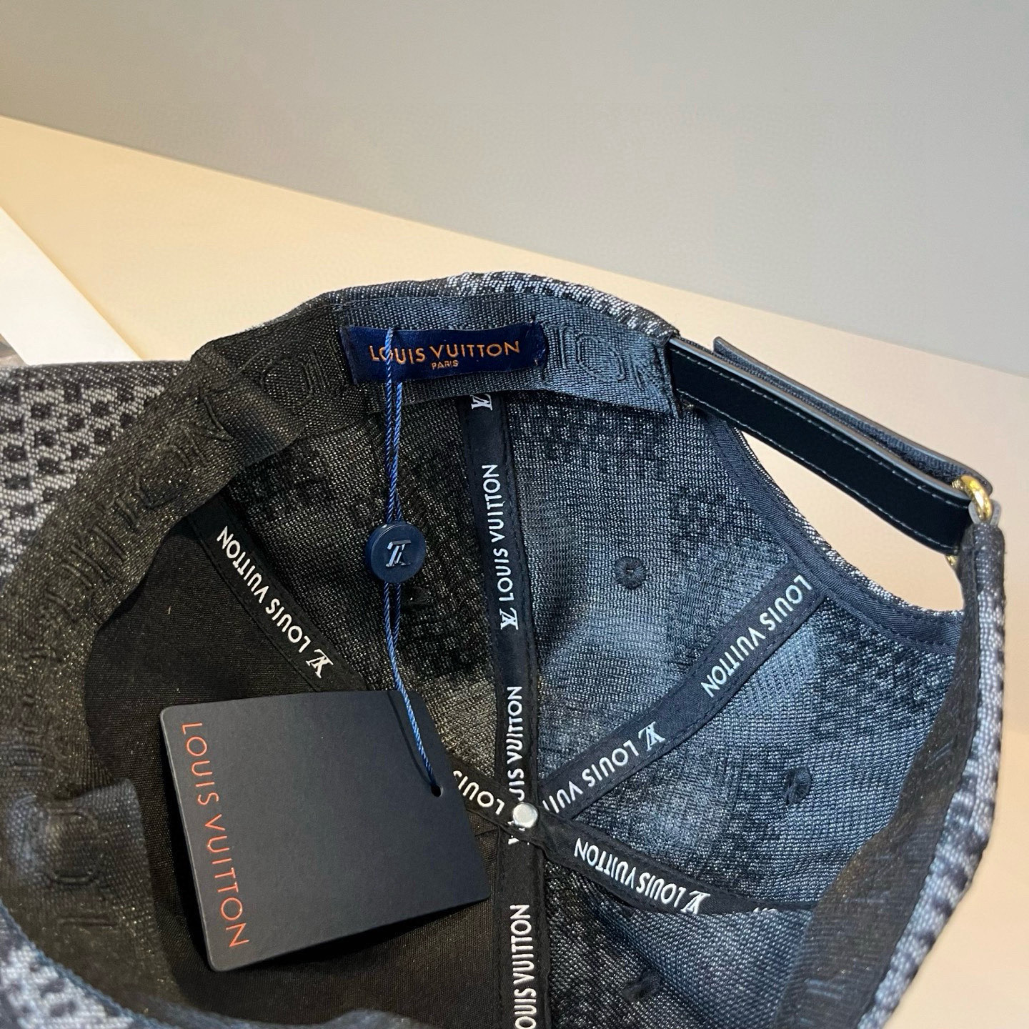 🧢路易威登棒球帽 LouisVuitton😍新款LV棒球帽，重工打造♥️高端大气，百搭款🤗男女通用！跑量