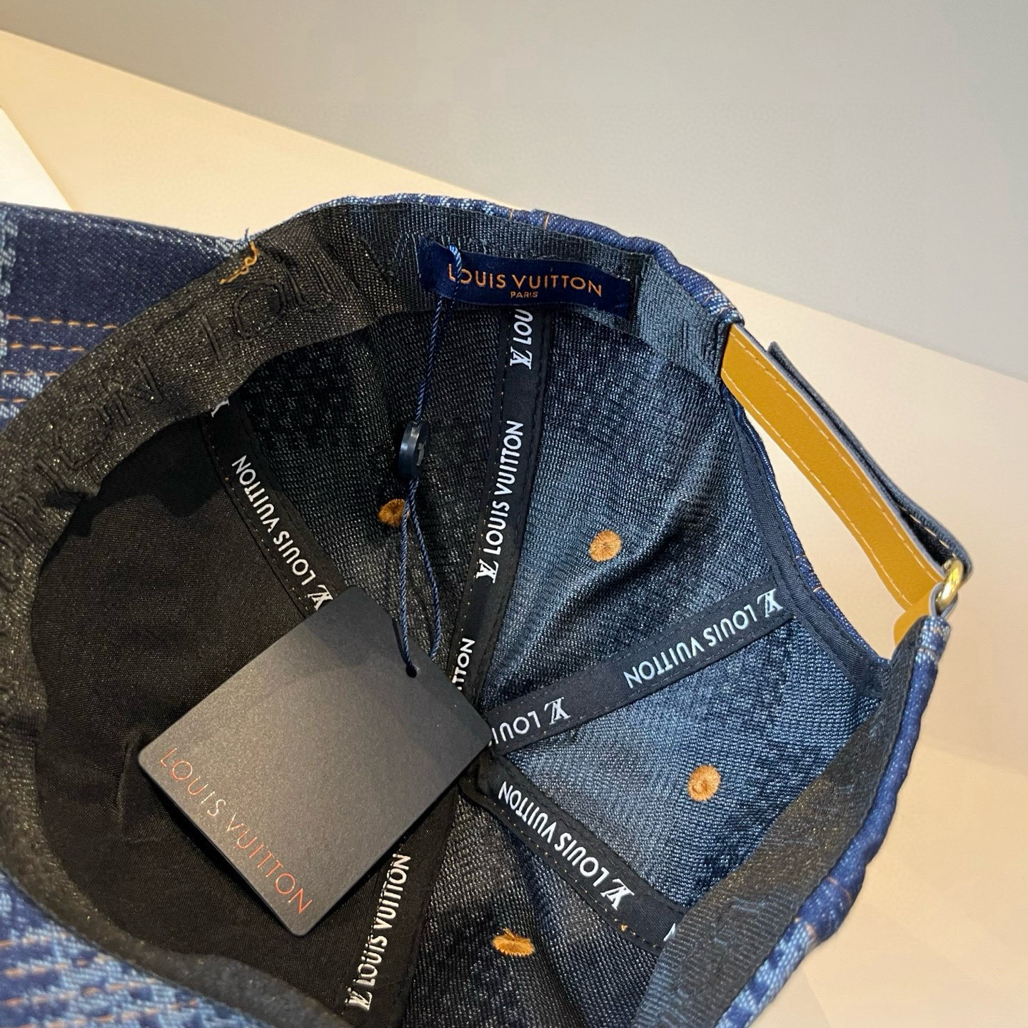 🧢路易威登棒球帽 LouisVuitton😍新款LV棒球帽，重工打造♥️高端大气，百搭款🤗男女通用！跑量