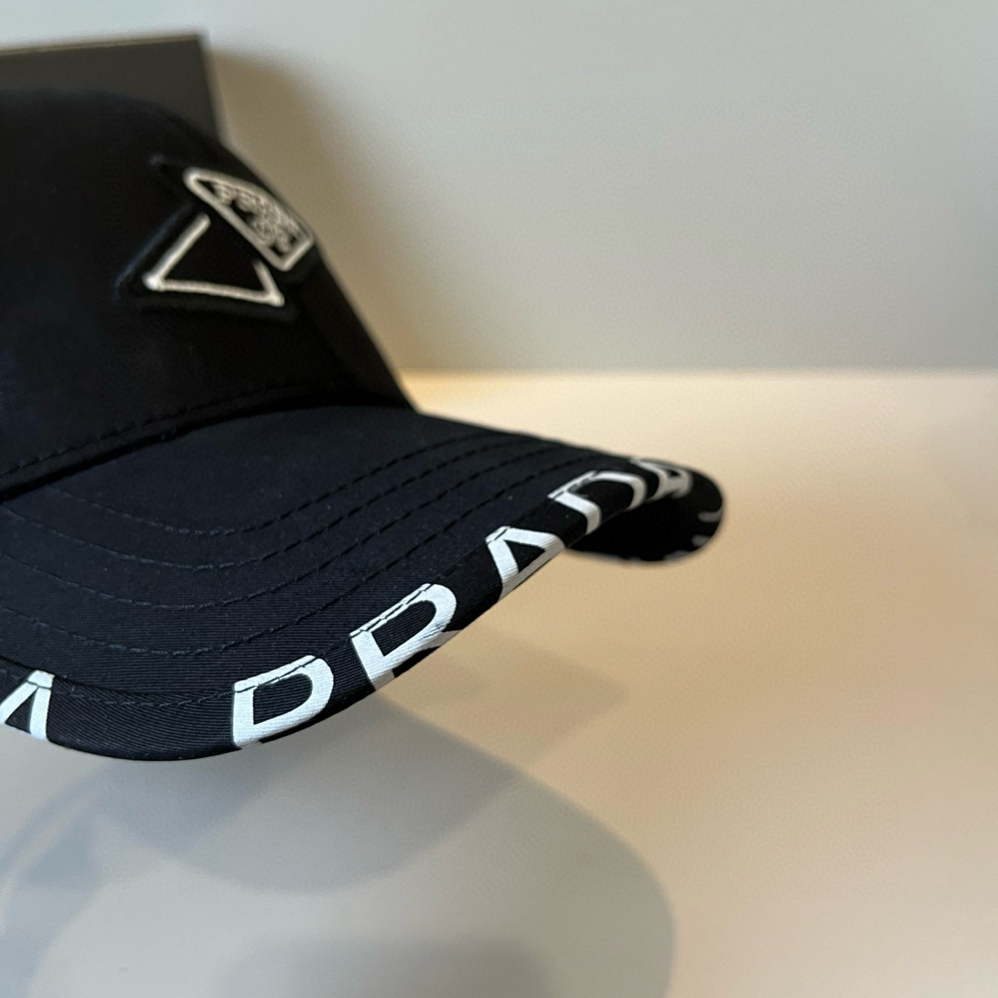 
普拉达 PRADA 新品经典棒球帽 代购版本！时尚潮流，高端做工！非一般的品质，细节看实拍哦