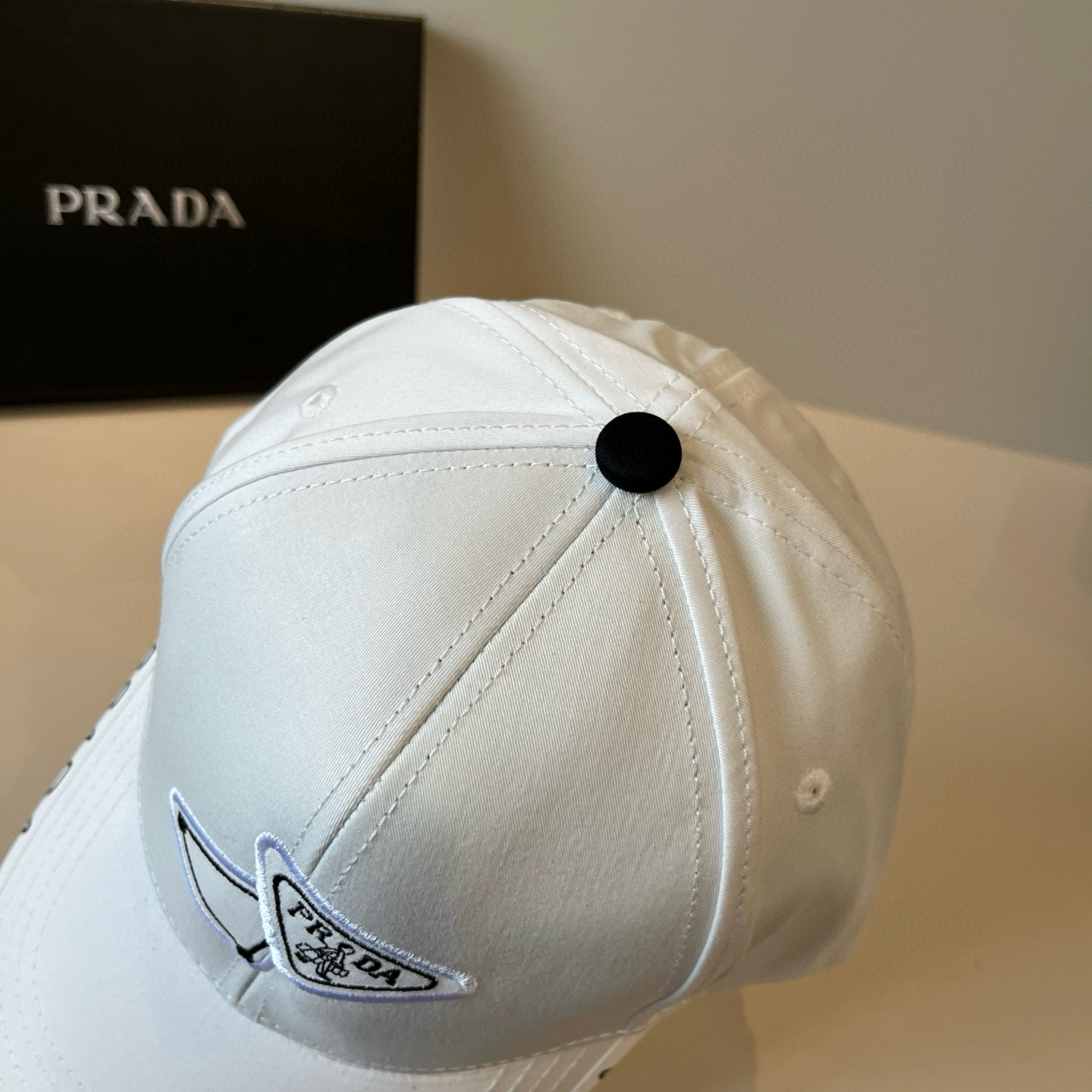 
普拉达 PRADA 新品经典棒球帽 代购版本！时尚潮流，高端做工！非一般的品质，细节看实拍哦