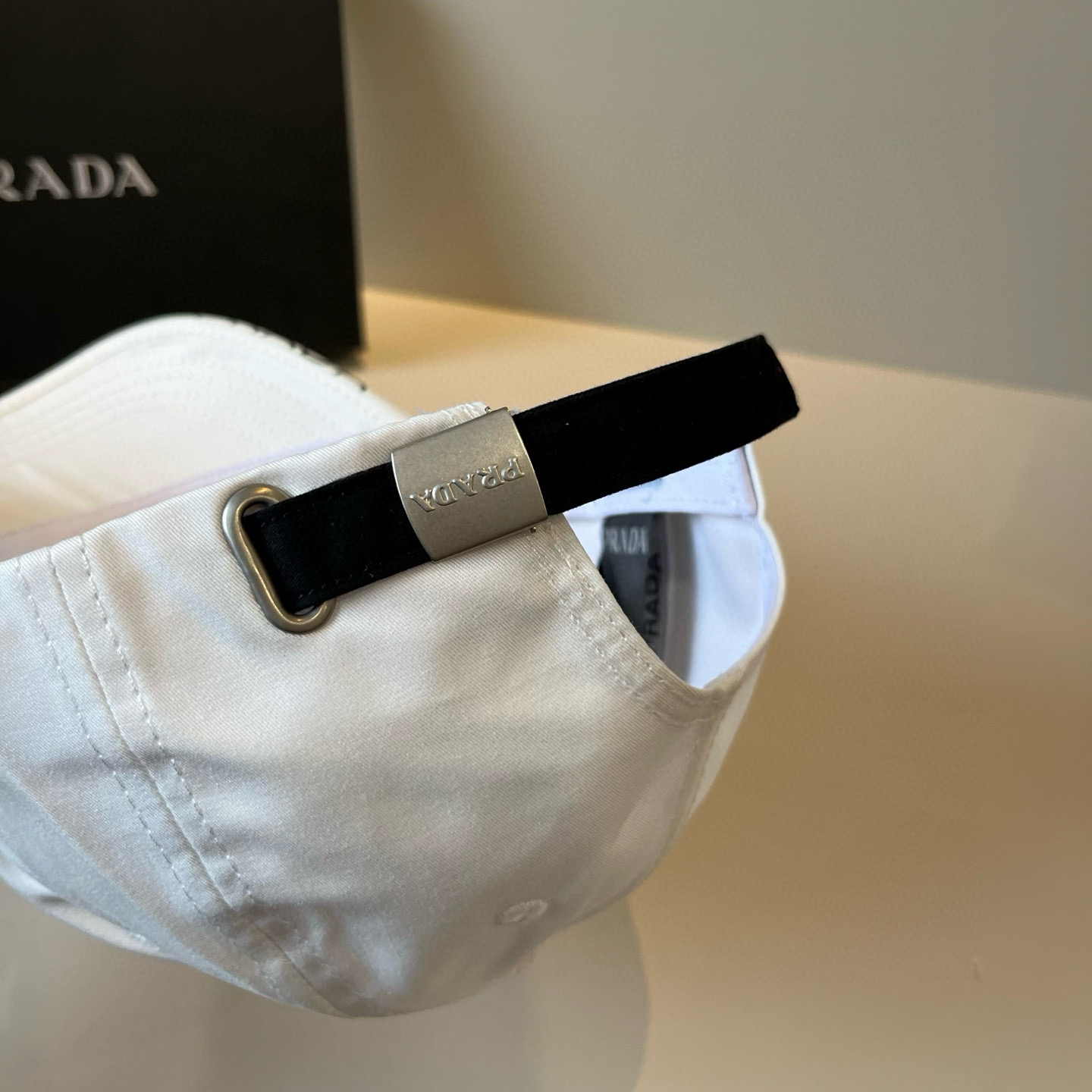 
普拉达 PRADA 新品经典棒球帽 代购版本！时尚潮流，高端做工！非一般的品质，细节看实拍哦