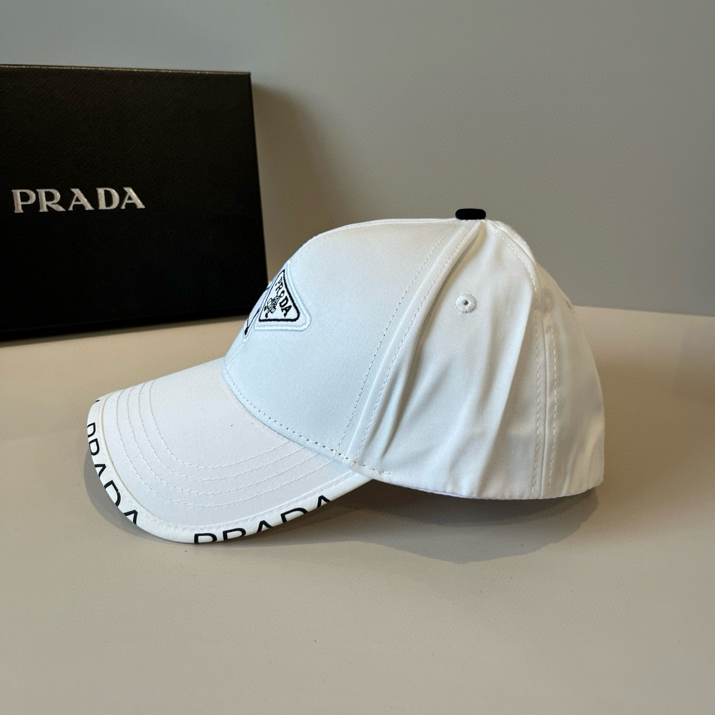 
普拉达 PRADA 新品经典棒球帽 代购版本！时尚潮流，高端做工！非一般的品质，细节看实拍哦