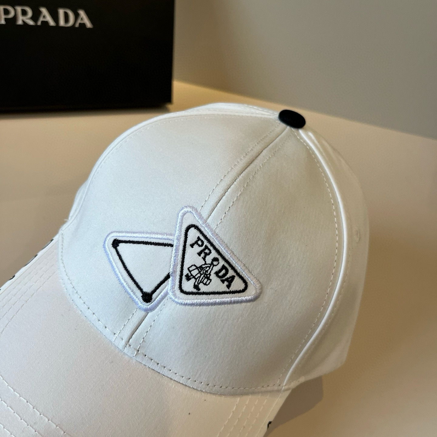 
普拉达 PRADA 新品经典棒球帽 代购版本！时尚潮流，高端做工！非一般的品质，细节看实拍哦