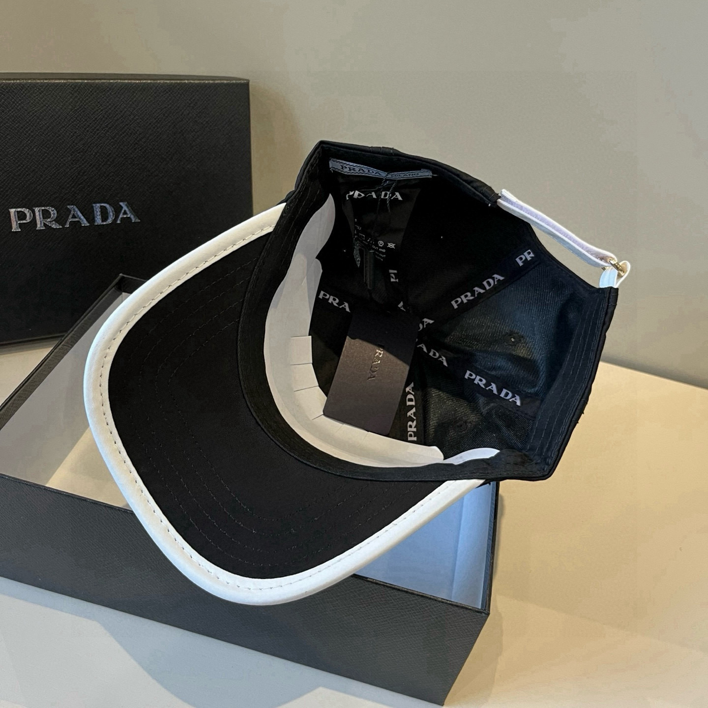 
普拉达 PRADA 新品经典棒球帽 代购版本！时尚潮流，高端做工！非一般的品质，细节看实拍哦